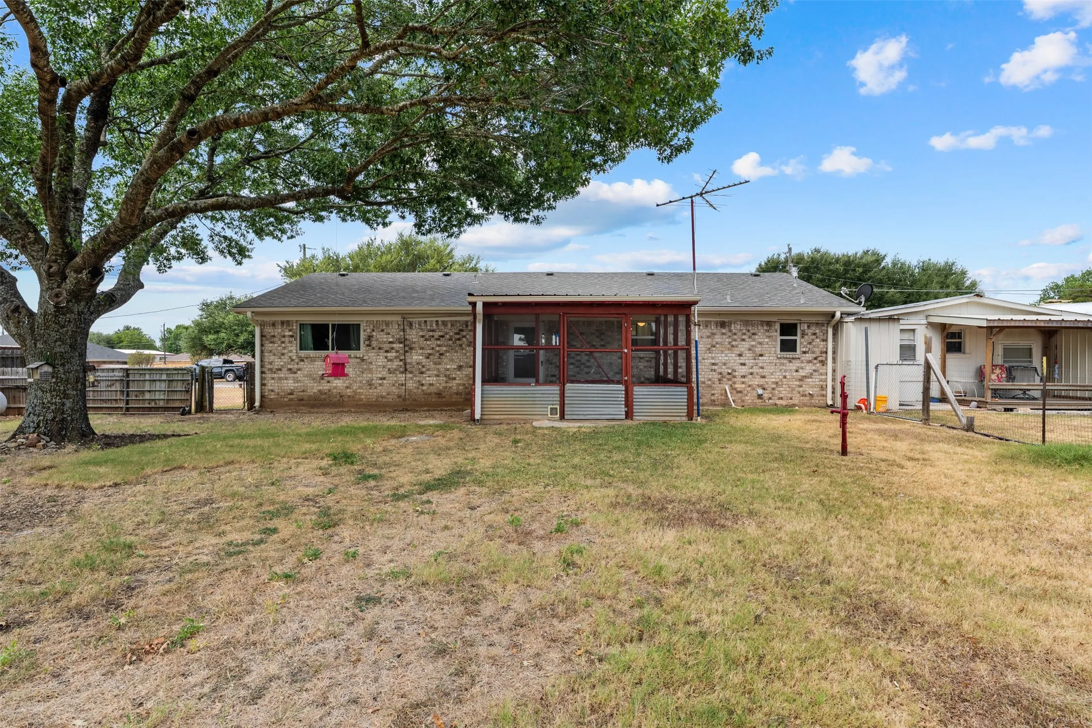 Single Family Residence For Sale in Mc Lennan County , 664 Woodard Lane, Bruceville, Texas 76630, 3 Bedroom, 2 Bathroom, 1 Garage spaces, 1,723 Sqft, built in 1986, mls#21368551, Real Estate Agent in Bruceville, Homes For Sale in Mc Lennan county, Homes For Sale in Bruceville, Realtor in Bruceville Texas, Real Estate Brokerage Independent Realty Texas, Luminita Cordes Realtor