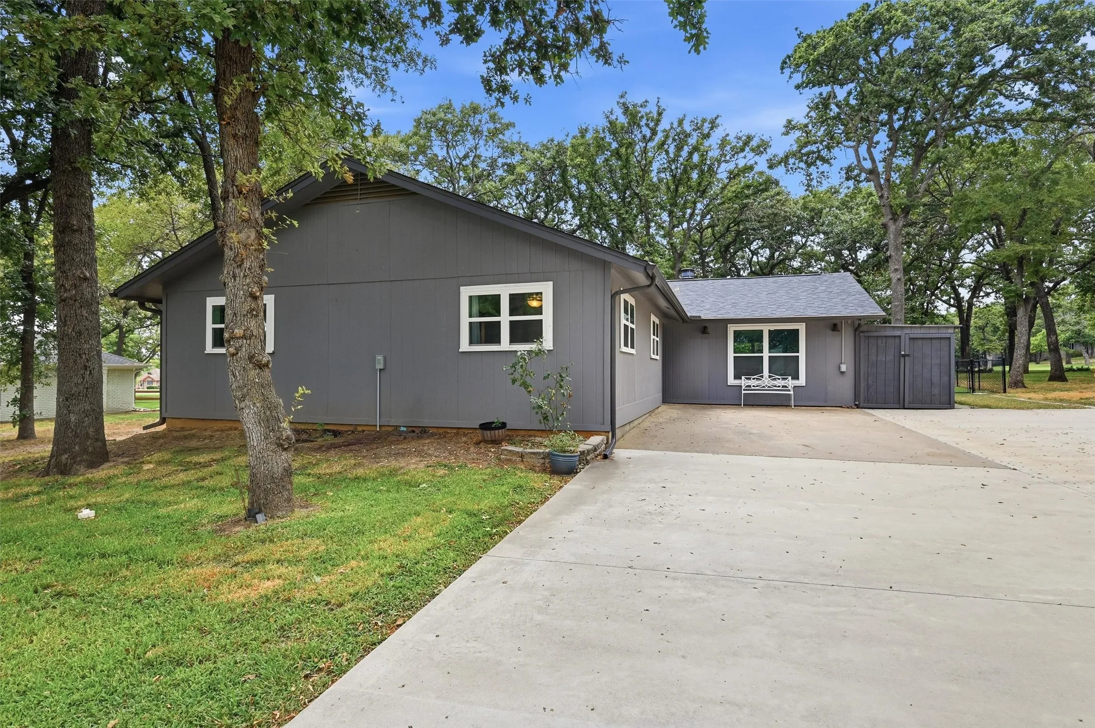 Single Family Residence For Sale in Cooke County , 237 Cayuga Trail, Lake Kiowa, Texas 76240, 3 Bedroom, 2 Bathroom, Garage spaces, 1,879 Sqft, built in 1978, mls#21370850, Real Estate Agent in Lake Kiowa, Homes For Sale in Cooke county, Homes For Sale in Lake Kiowa, Realtor in Lake Kiowa Texas, Real Estate Brokerage Independent Realty Texas, Luminita Cordes Realtor