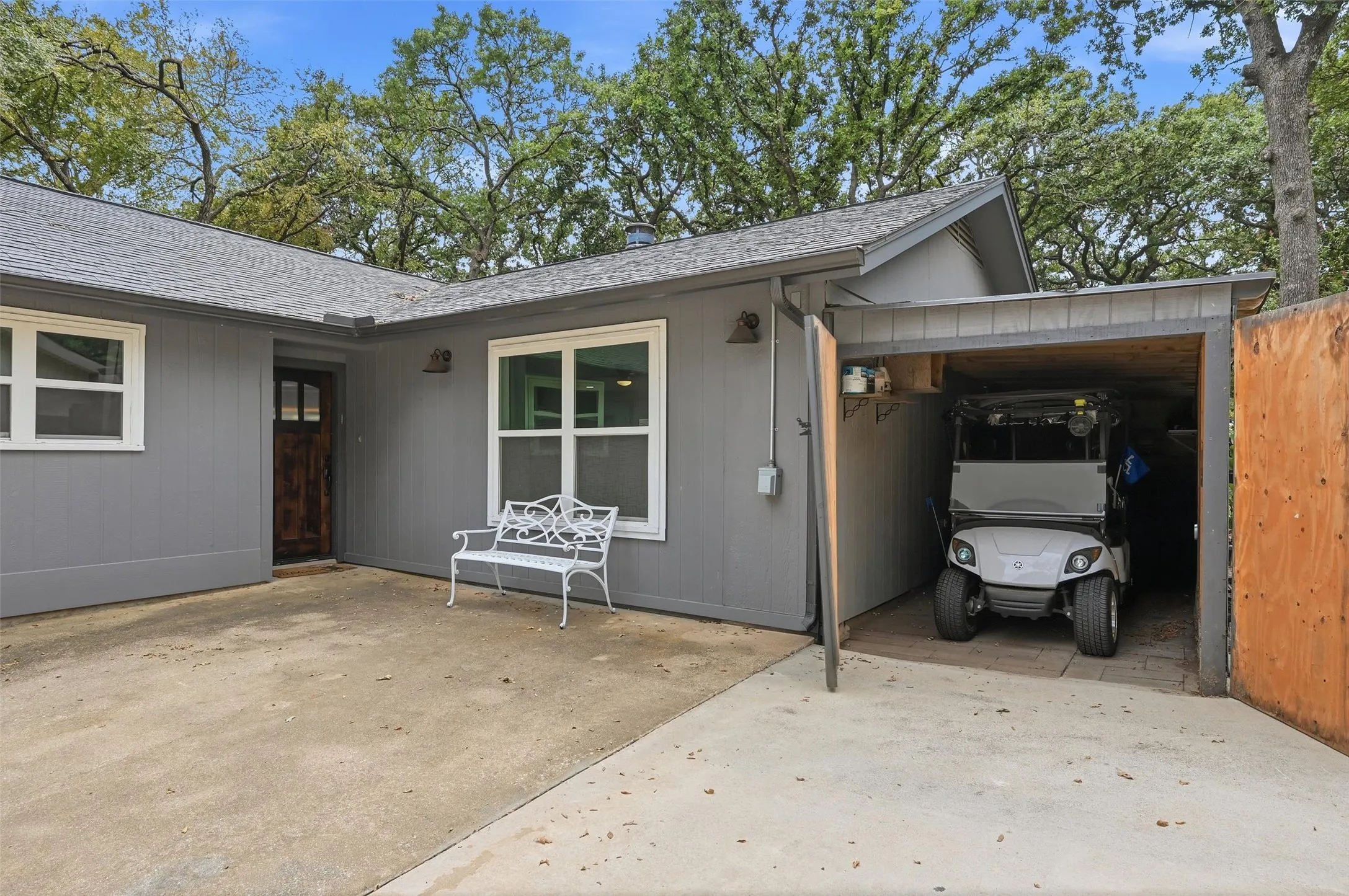 Single Family Residence For Sale in Cooke County , 237 Cayuga Trail, Lake Kiowa, Texas 76240, 3 Bedroom, 2 Bathroom, Garage spaces, 1,879 Sqft, built in 1978, mls#21370850, Real Estate Agent in Lake Kiowa, Homes For Sale in Cooke county, Homes For Sale in Lake Kiowa, Realtor in Lake Kiowa Texas, Real Estate Brokerage Independent Realty Texas, Luminita Cordes Realtor