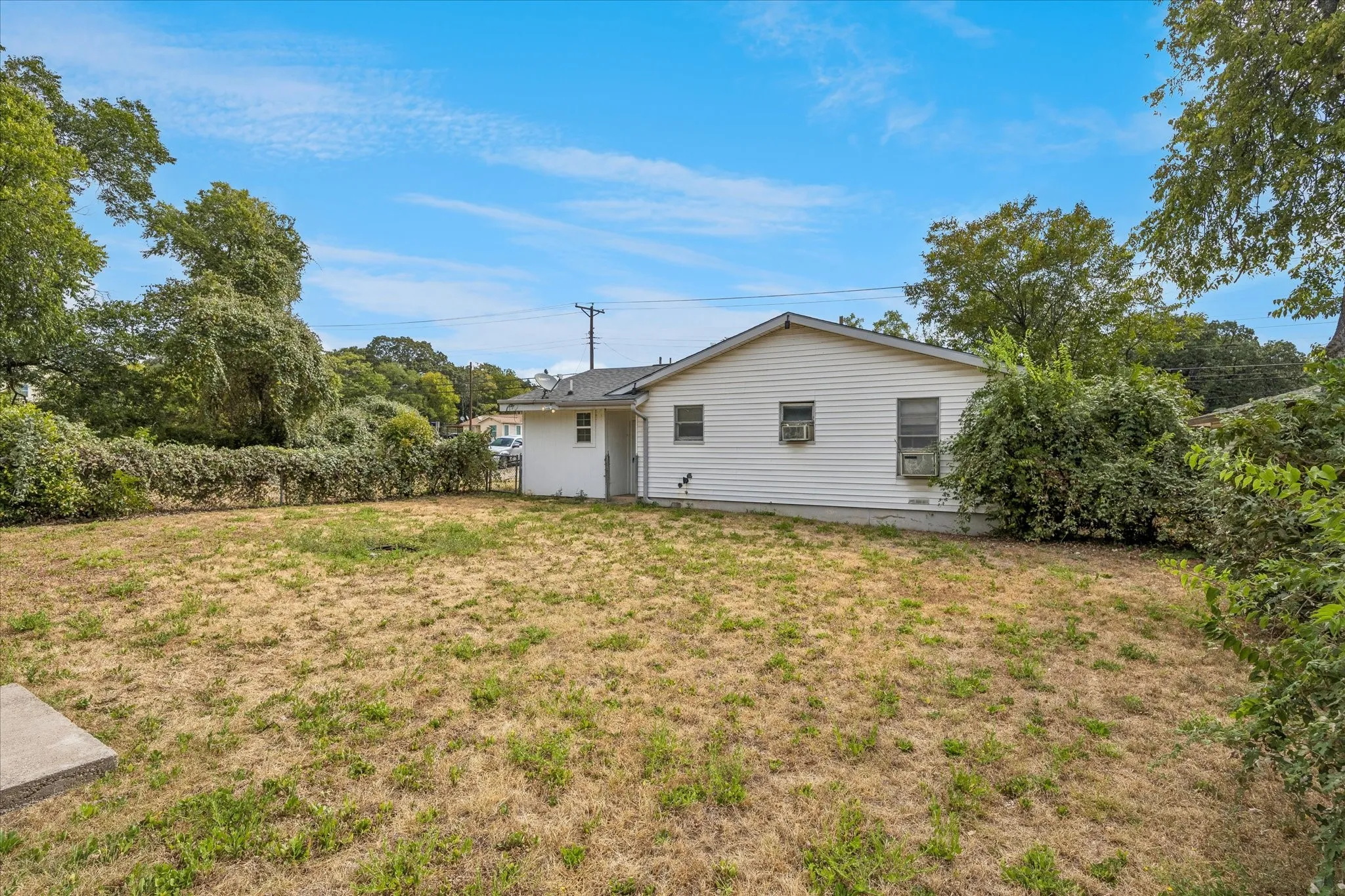 Single Family Residence For Sale in Tarrant County , 2007 Haltom Road, Haltom City, Texas 76117, 3 Bedroom, 2 Bathroom, Garage spaces, 1,269 Sqft, built in 1956, mls#21368298, Real Estate Agent in Haltom City, Homes For Sale in Tarrant county, Homes For Sale in Haltom City, Realtor in Haltom City Texas, Real Estate Brokerage Independent Realty Texas, Luminita Cordes Realtor