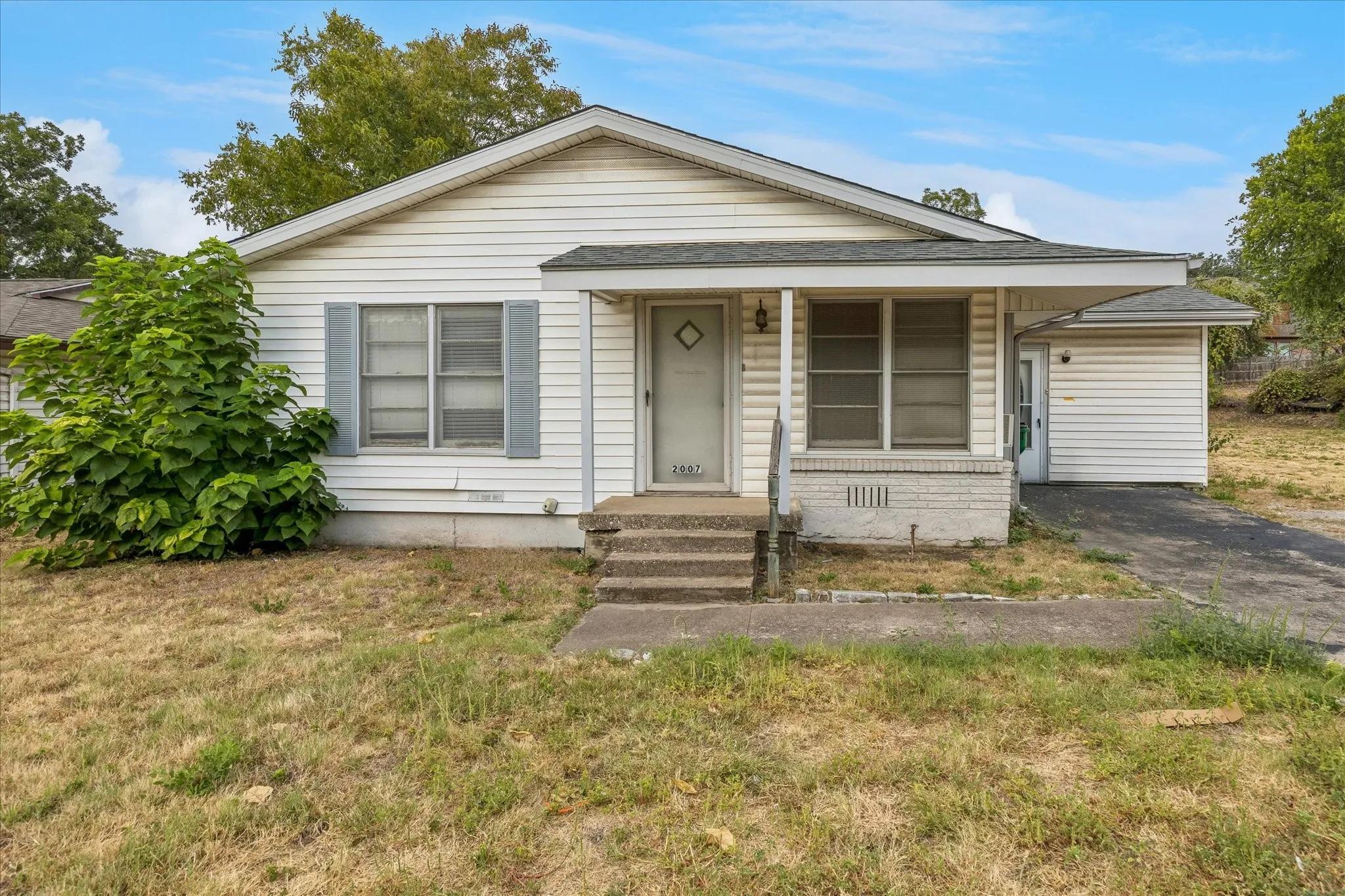 Single Family Residence For Sale in Tarrant County , 2007 Haltom Road, Haltom City, Texas 76117, 3 Bedroom, 2 Bathroom, Garage spaces, 1,269 Sqft, built in 1956, mls#21368298, Real Estate Agent in Haltom City, Homes For Sale in Tarrant county, Homes For Sale in Haltom City, Realtor in Haltom City Texas, Real Estate Brokerage Independent Realty Texas, Luminita Cordes Realtor