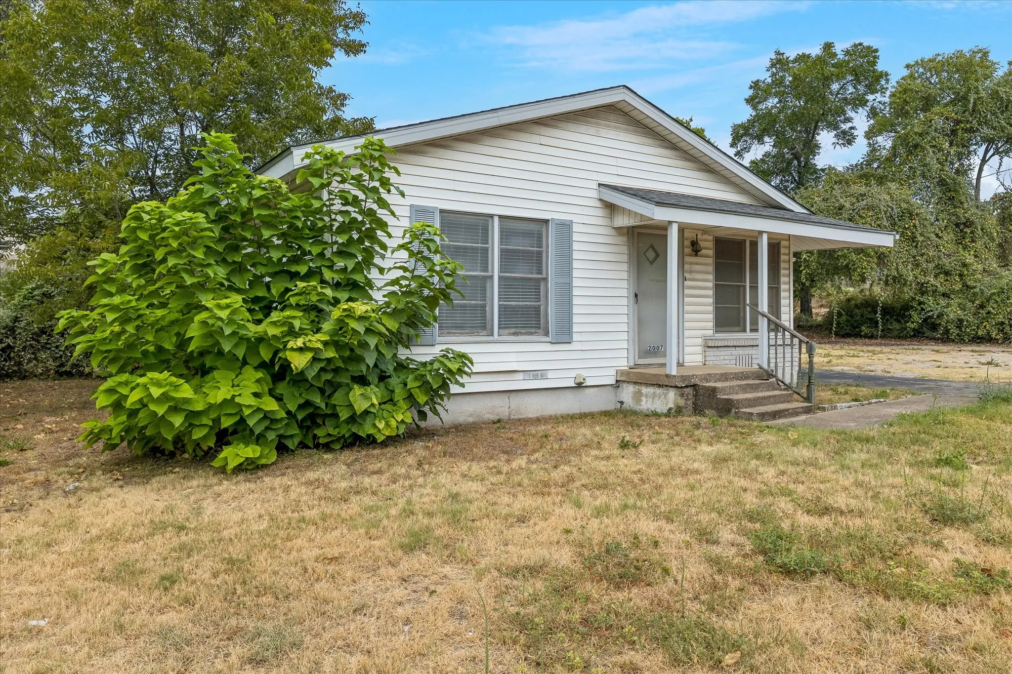 Single Family Residence For Sale in Tarrant County , 2007 Haltom Road, Haltom City, Texas 76117, 3 Bedroom, 2 Bathroom, Garage spaces, 1,269 Sqft, built in 1956, mls#21368298, Real Estate Agent in Haltom City, Homes For Sale in Tarrant county, Homes For Sale in Haltom City, Realtor in Haltom City Texas, Real Estate Brokerage Independent Realty Texas, Luminita Cordes Realtor