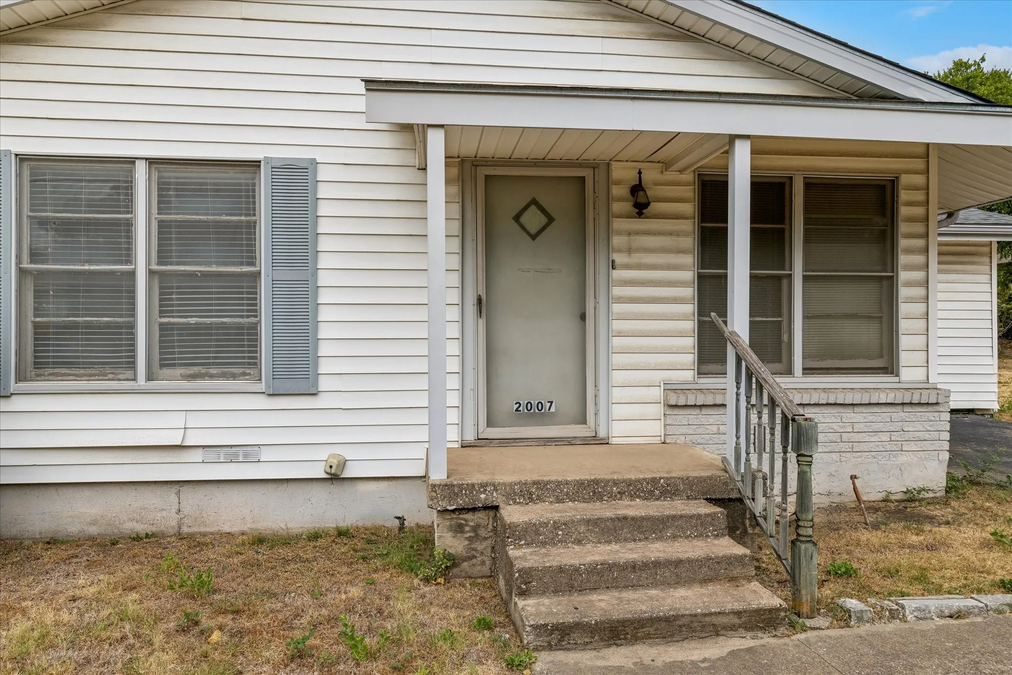 Single Family Residence For Sale in Tarrant County , 2007 Haltom Road, Haltom City, Texas 76117, 3 Bedroom, 2 Bathroom, Garage spaces, 1,269 Sqft, built in 1956, mls#21368298, Real Estate Agent in Haltom City, Homes For Sale in Tarrant county, Homes For Sale in Haltom City, Realtor in Haltom City Texas, Real Estate Brokerage Independent Realty Texas, Luminita Cordes Realtor