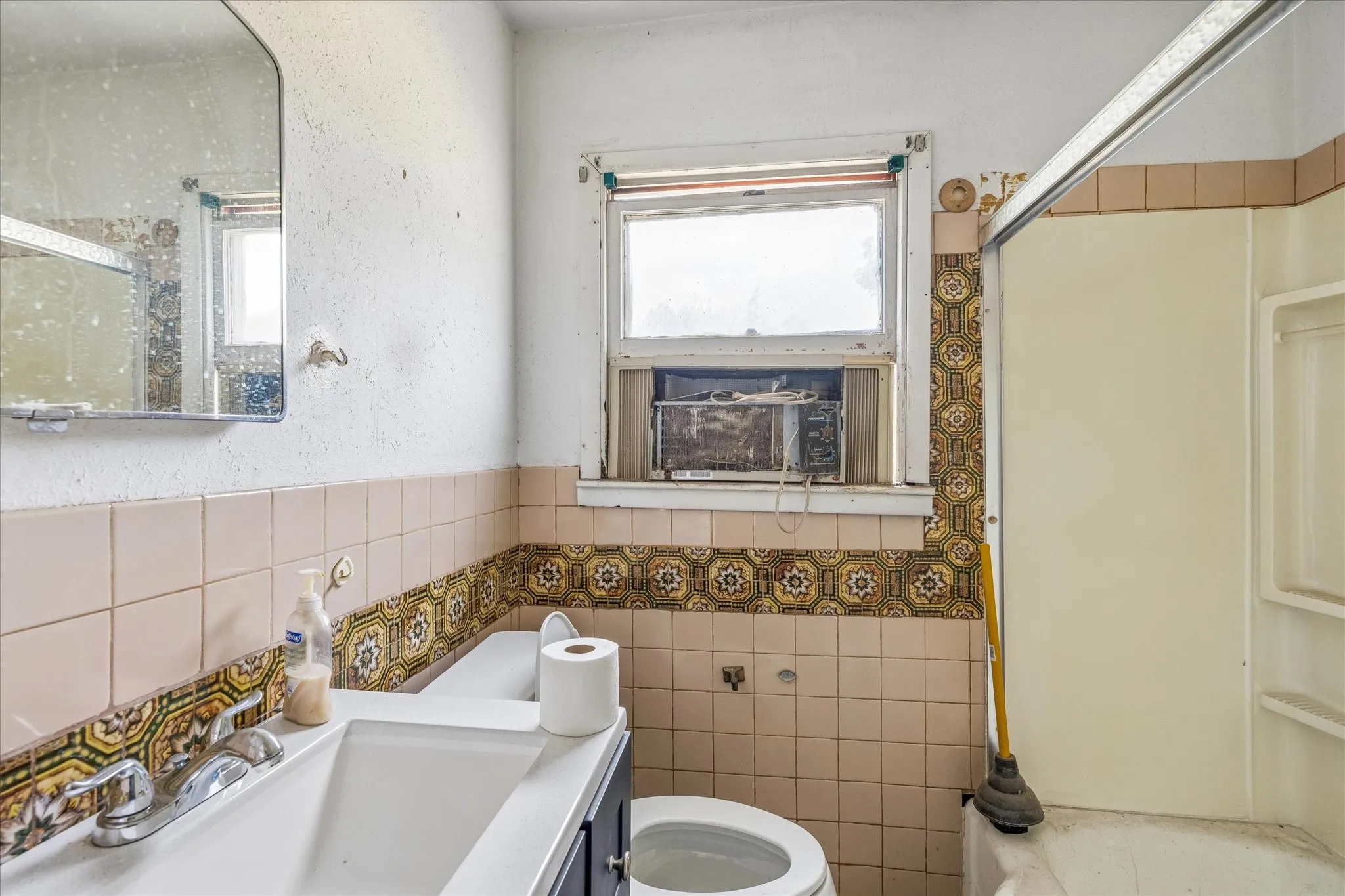 Single Family Residence For Sale in Tarrant County , 2007 Haltom Road, Haltom City, Texas 76117, 3 Bedroom, 2 Bathroom, Garage spaces, 1,269 Sqft, built in 1956, mls#21368298, Real Estate Agent in Haltom City, Homes For Sale in Tarrant county, Homes For Sale in Haltom City, Realtor in Haltom City Texas, Real Estate Brokerage Independent Realty Texas, Luminita Cordes Realtor