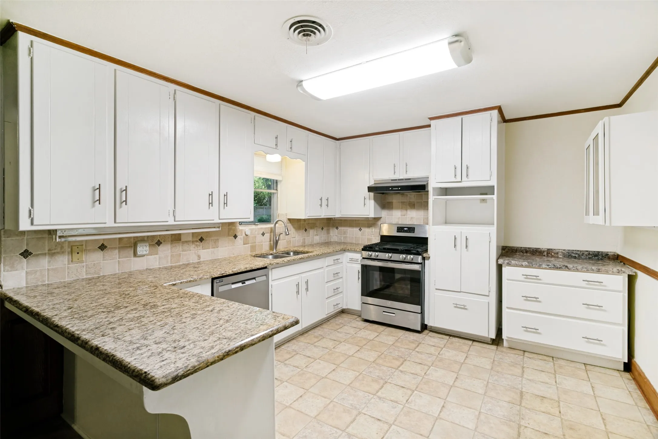 Single Family Residence For Sale in Tarrant County , 4708 Cummings Drive, North Richland Hills, Texas 76180, 3 Bedroom, 2 Bathroom, 2 Garage spaces, 1,916 Sqft, built in 1958, mls#21367428, Real Estate Agent in North Richland Hills, Homes For Sale in Tarrant county, Homes For Sale in North Richland Hills, Realtor in North Richland Hills Texas, Real Estate Brokerage Independent Realty Texas, Luminita Cordes Realtor