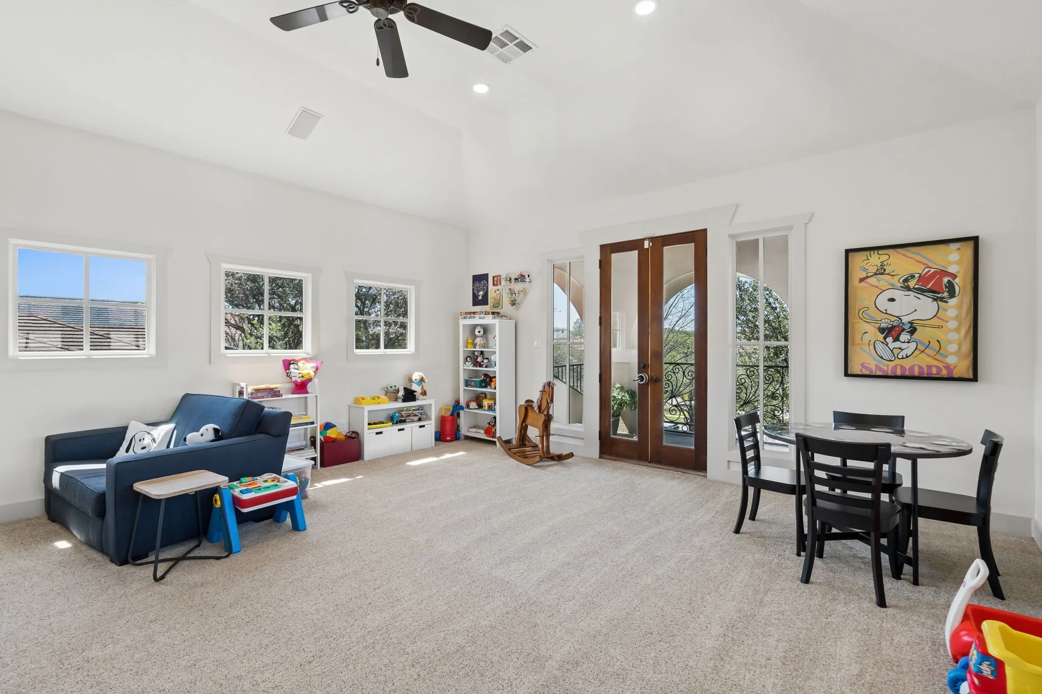 Vaulted ceiling with recessed lighting and ceiling fan