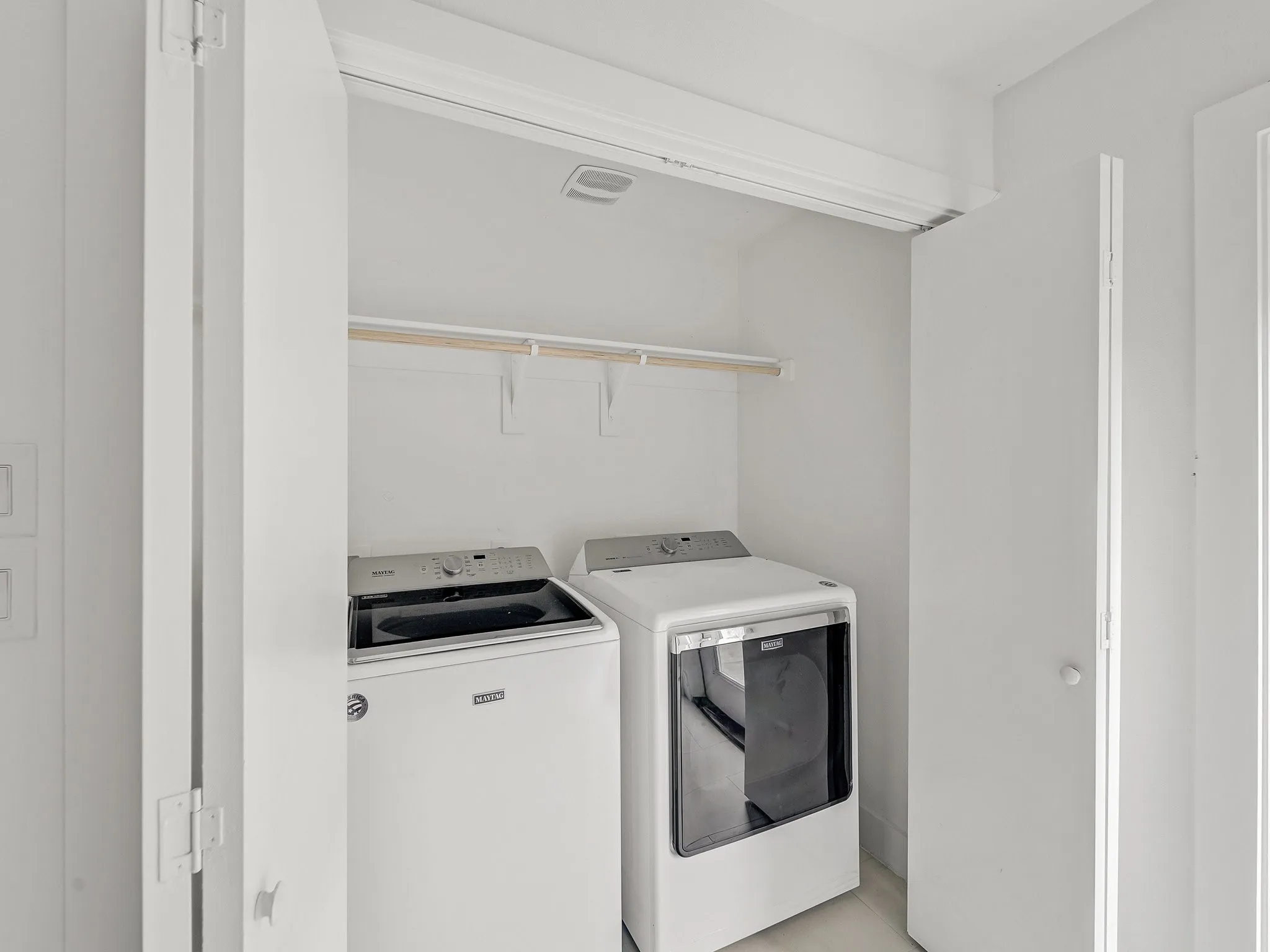 Townhouse For Rent in Dallas County , 1022 Eldorado Avenue 102, Dallas, Texas 75208, 2 Bedroom, 3 Bathroom, 2 Garage spaces, 1,588 Sqft, built in 2019, mls#21371017, Real Estate Agent in Dallas, Homes For Rent in Dallas county, Homes For Rent in Dallas, Realtor in Dallas Texas, Real Estate Brokerage Independent Realty Texas, Luminita Cordes Realtor