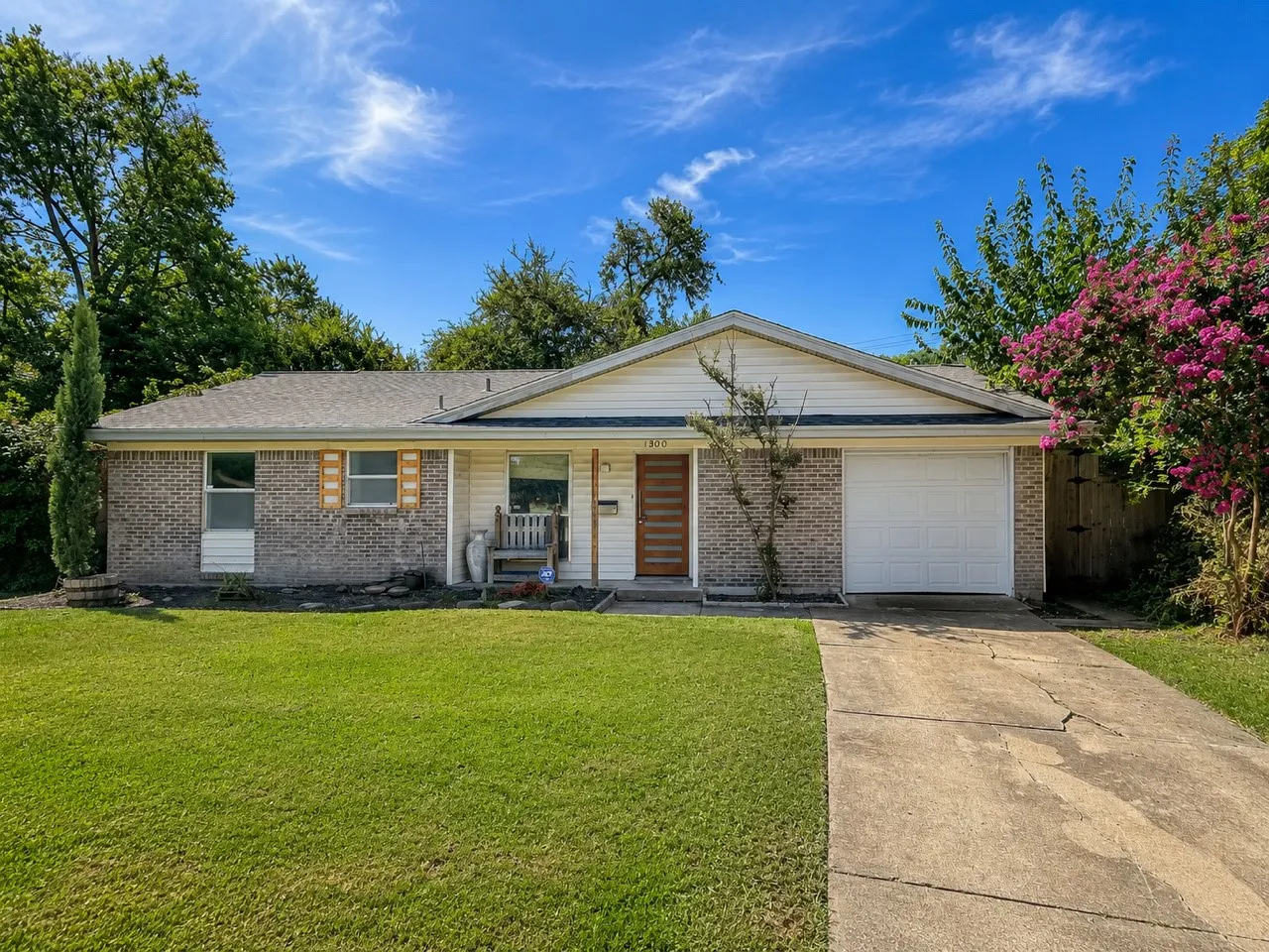 Single Family Residence For Rent in Dallas County , 1300 Timberlake Circle, Richardson, Texas 75080, 3 Bedroom, 2 Bathroom, 1 Garage spaces, 1,229 Sqft, built in 1961, mls#21371067, Real Estate Agent in Richardson, Homes For Rent in Dallas county, Homes For Rent in Richardson, Realtor in Richardson Texas, Real Estate Brokerage Independent Realty Texas, Luminita Cordes Realtor