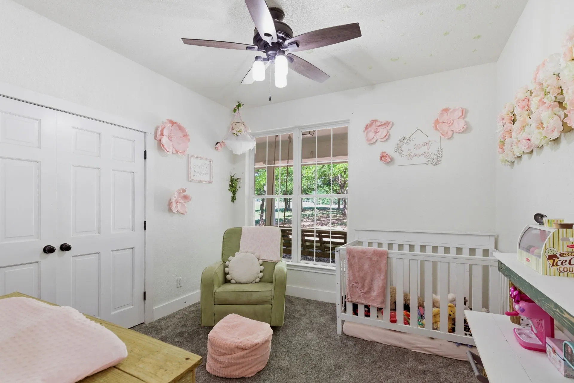 White walls complementing grey carpeting