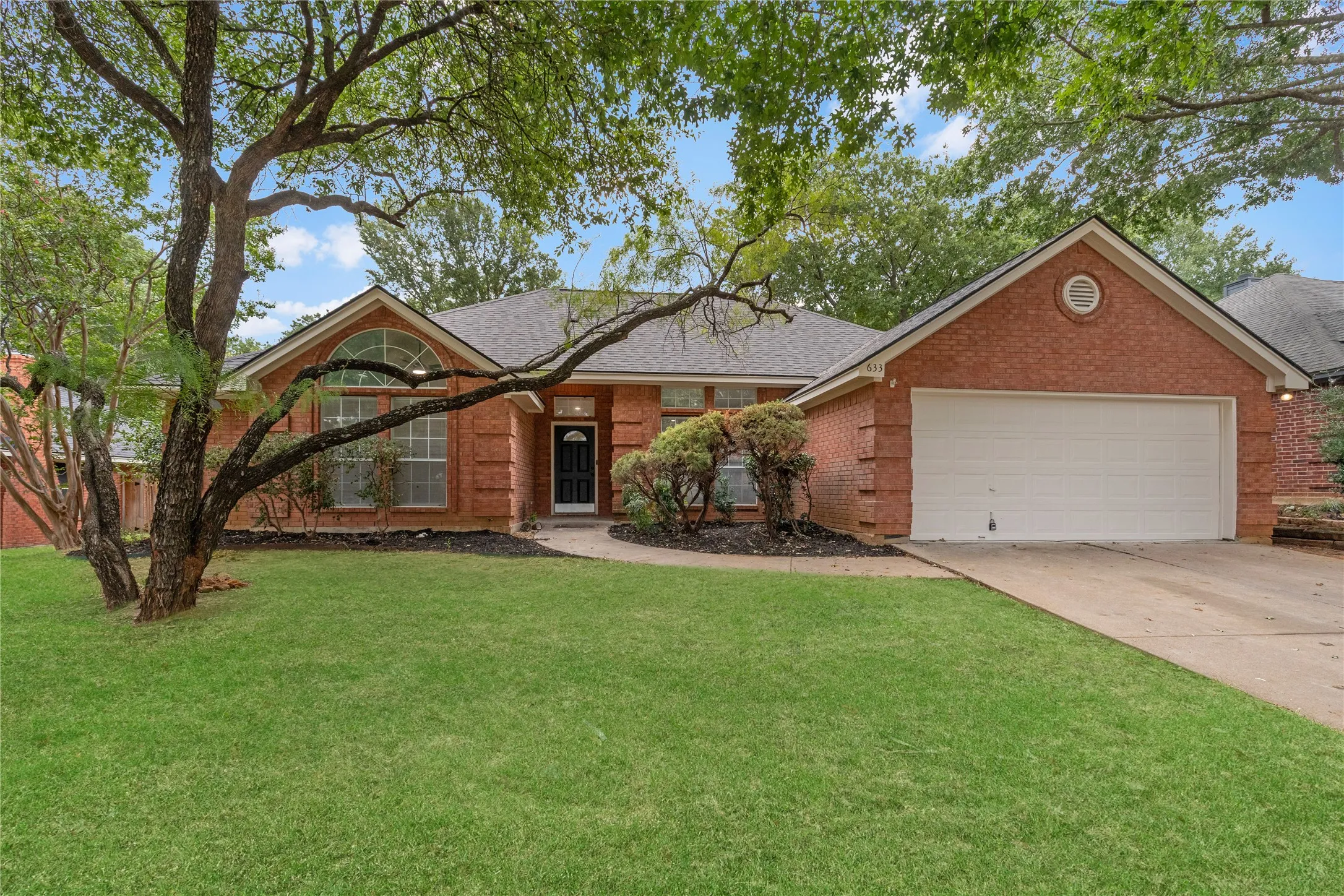 Single Family Residence For Sale in Johnson County , 633 Cardinal Ridge Road, Burleson, Texas 76028, 3 Bedroom, 2 Bathroom, 2 Garage spaces, 1,838 Sqft, built in 1994, mls#21367904, Real Estate Agent in Burleson, Homes For Sale in Johnson county, Homes For Sale in Burleson, Realtor in Burleson Texas, Real Estate Brokerage Independent Realty Texas, Luminita Cordes Realtor