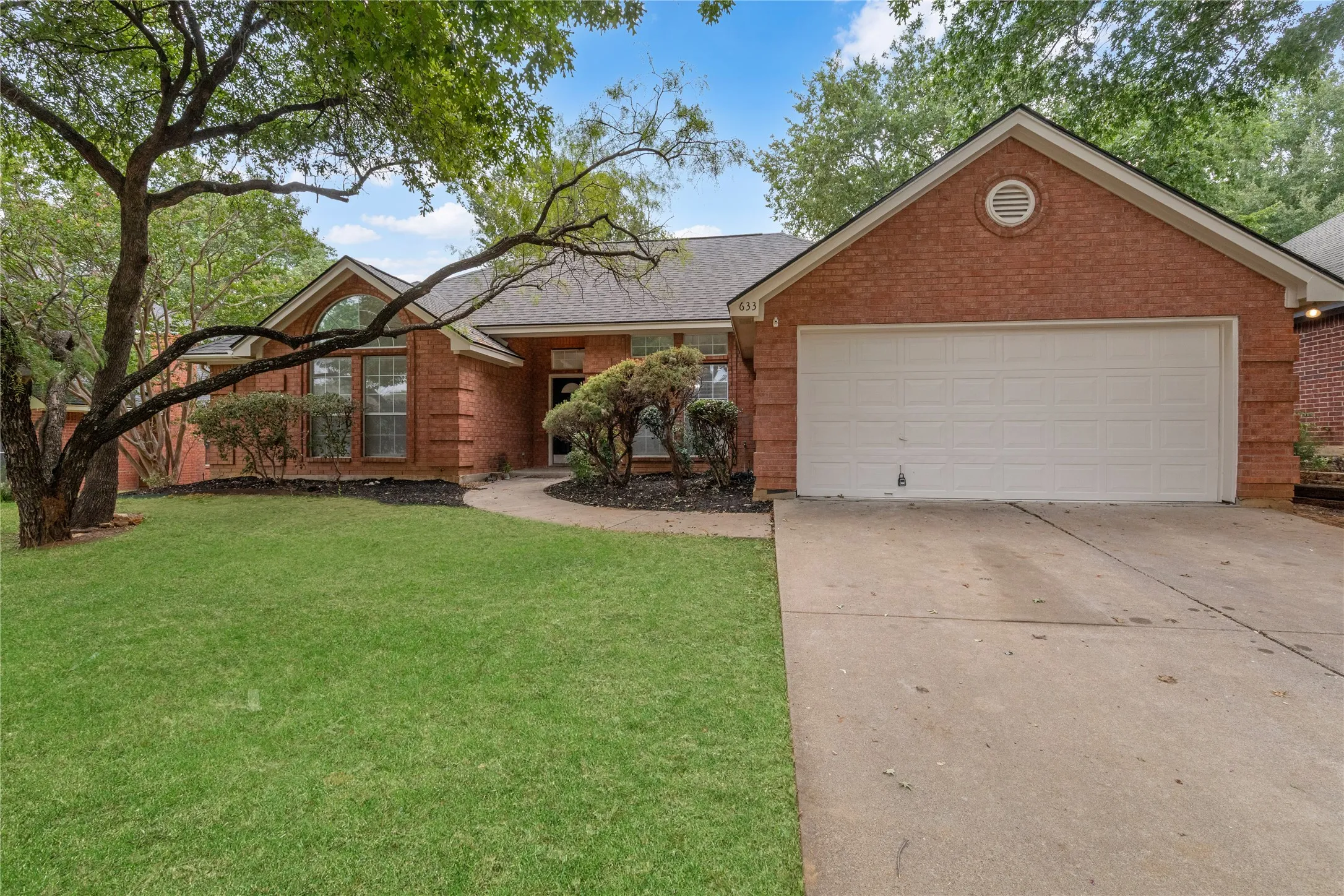 Single Family Residence For Sale in Johnson County , 633 Cardinal Ridge Road, Burleson, Texas 76028, 3 Bedroom, 2 Bathroom, 2 Garage spaces, 1,838 Sqft, built in 1994, mls#21367904, Real Estate Agent in Burleson, Homes For Sale in Johnson county, Homes For Sale in Burleson, Realtor in Burleson Texas, Real Estate Brokerage Independent Realty Texas, Luminita Cordes Realtor