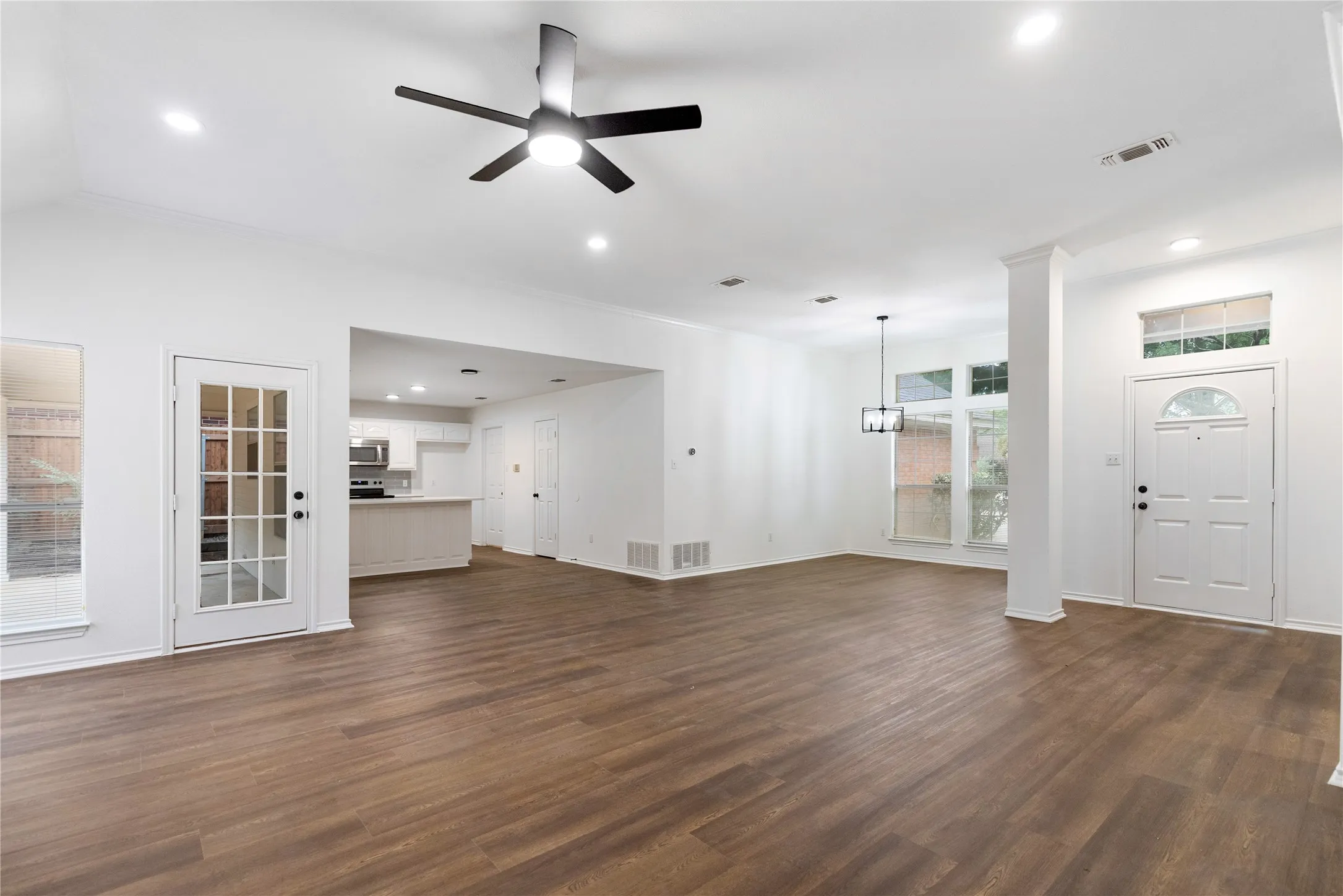 Single Family Residence For Sale in Johnson County , 633 Cardinal Ridge Road, Burleson, Texas 76028, 3 Bedroom, 2 Bathroom, 2 Garage spaces, 1,838 Sqft, built in 1994, mls#21367904, Real Estate Agent in Burleson, Homes For Sale in Johnson county, Homes For Sale in Burleson, Realtor in Burleson Texas, Real Estate Brokerage Independent Realty Texas, Luminita Cordes Realtor