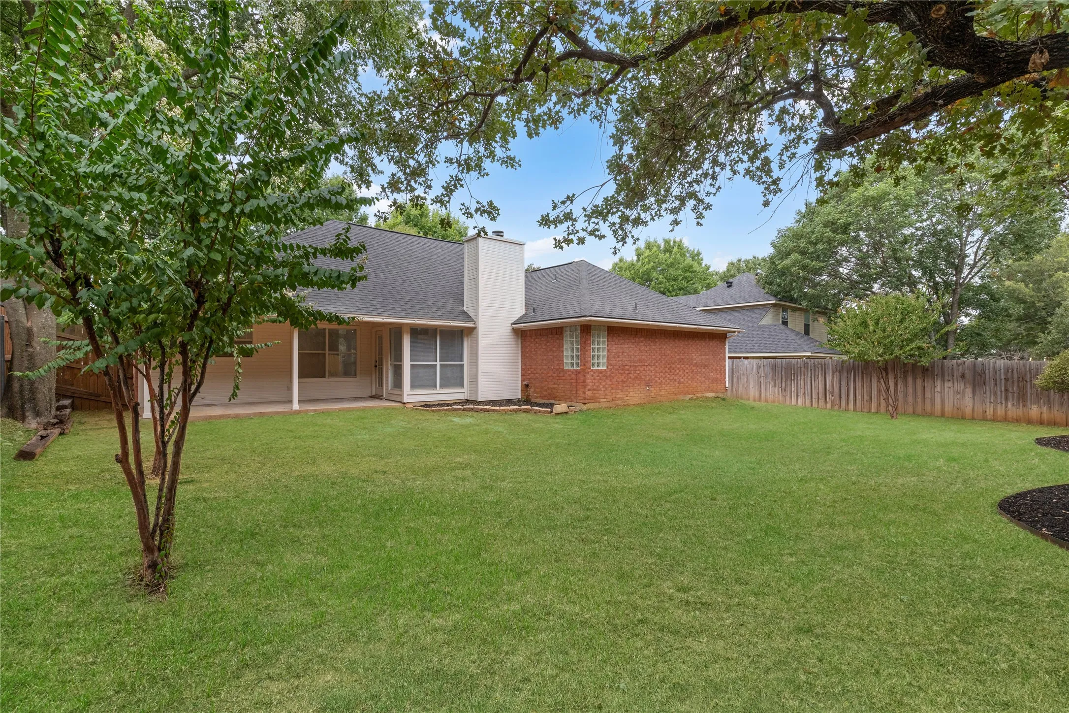 Single Family Residence For Sale in Johnson County , 633 Cardinal Ridge Road, Burleson, Texas 76028, 3 Bedroom, 2 Bathroom, 2 Garage spaces, 1,838 Sqft, built in 1994, mls#21367904, Real Estate Agent in Burleson, Homes For Sale in Johnson county, Homes For Sale in Burleson, Realtor in Burleson Texas, Real Estate Brokerage Independent Realty Texas, Luminita Cordes Realtor
