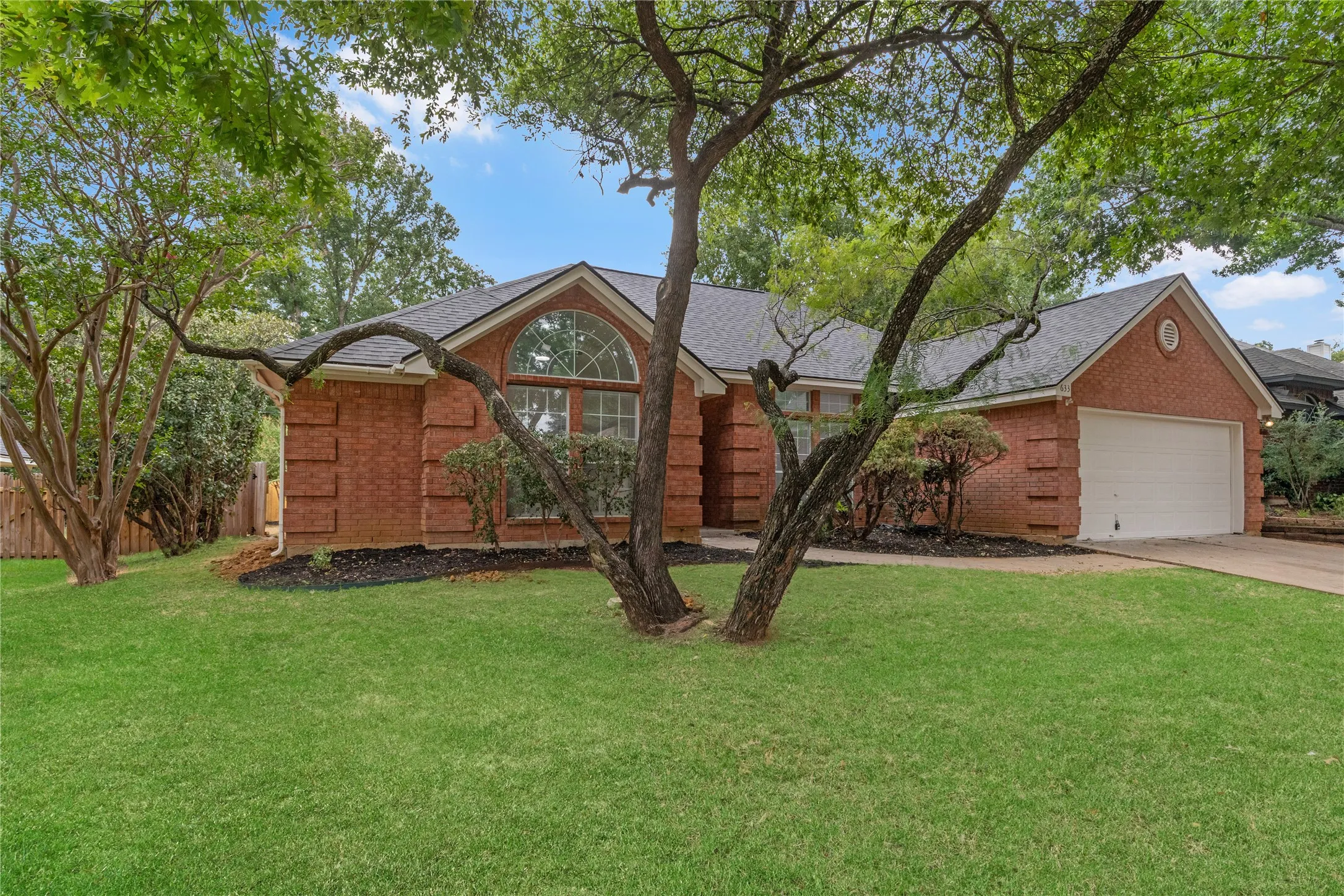 Single Family Residence For Sale in Johnson County , 633 Cardinal Ridge Road, Burleson, Texas 76028, 3 Bedroom, 2 Bathroom, 2 Garage spaces, 1,838 Sqft, built in 1994, mls#21367904, Real Estate Agent in Burleson, Homes For Sale in Johnson county, Homes For Sale in Burleson, Realtor in Burleson Texas, Real Estate Brokerage Independent Realty Texas, Luminita Cordes Realtor