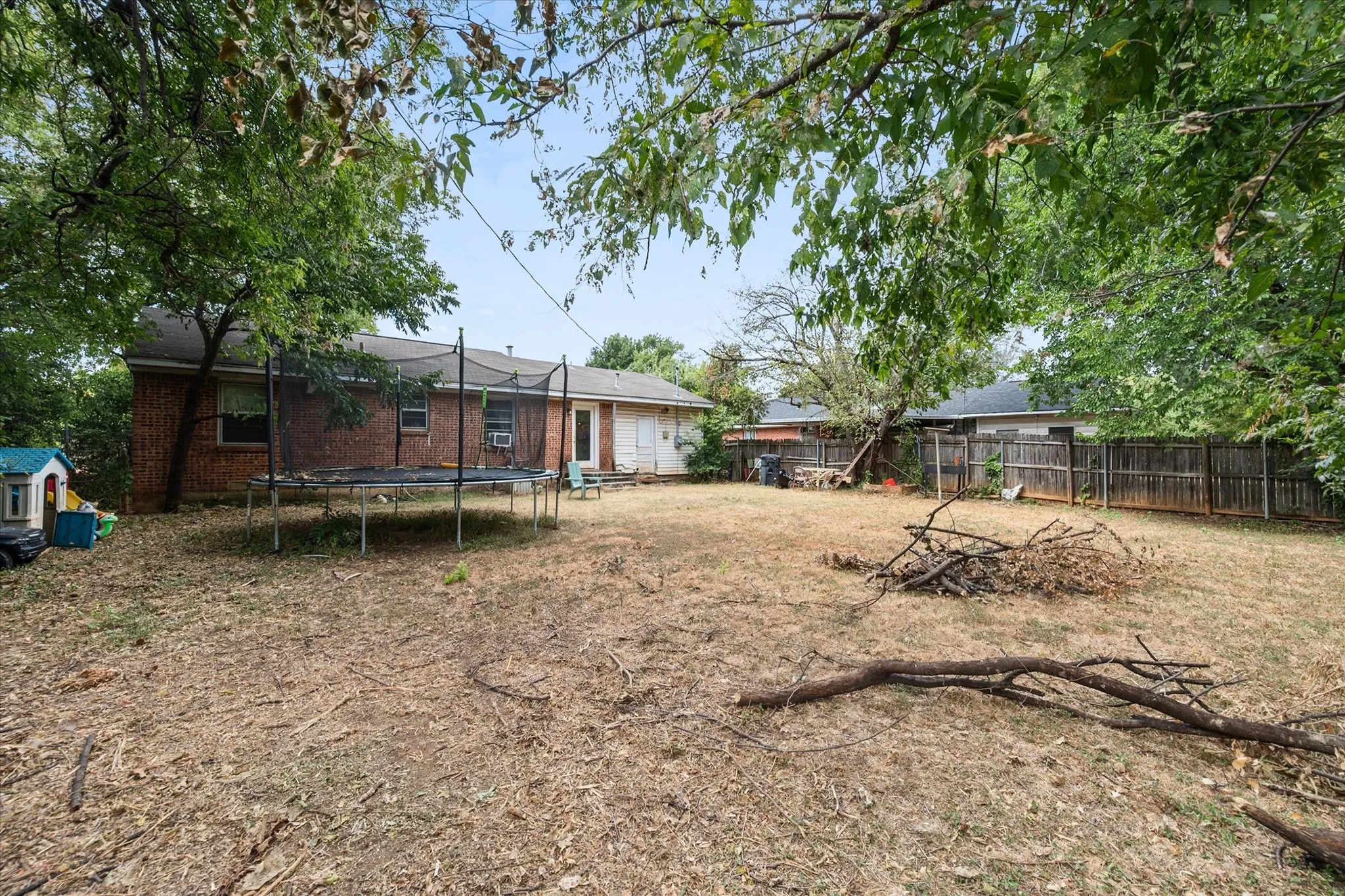 Single Family Residence For Sale in Tarrant County , 1405 Grace Street, Arlington, Texas 76010, 2 Bedroom, 1 Bathroom, 1 Garage spaces, 851 Sqft, built in 1951, mls#21370445, Real Estate Agent in Arlington, Homes For Sale in Tarrant county, Homes For Sale in Arlington, Realtor in Arlington Texas, Real Estate Brokerage Independent Realty Texas, Luminita Cordes Realtor