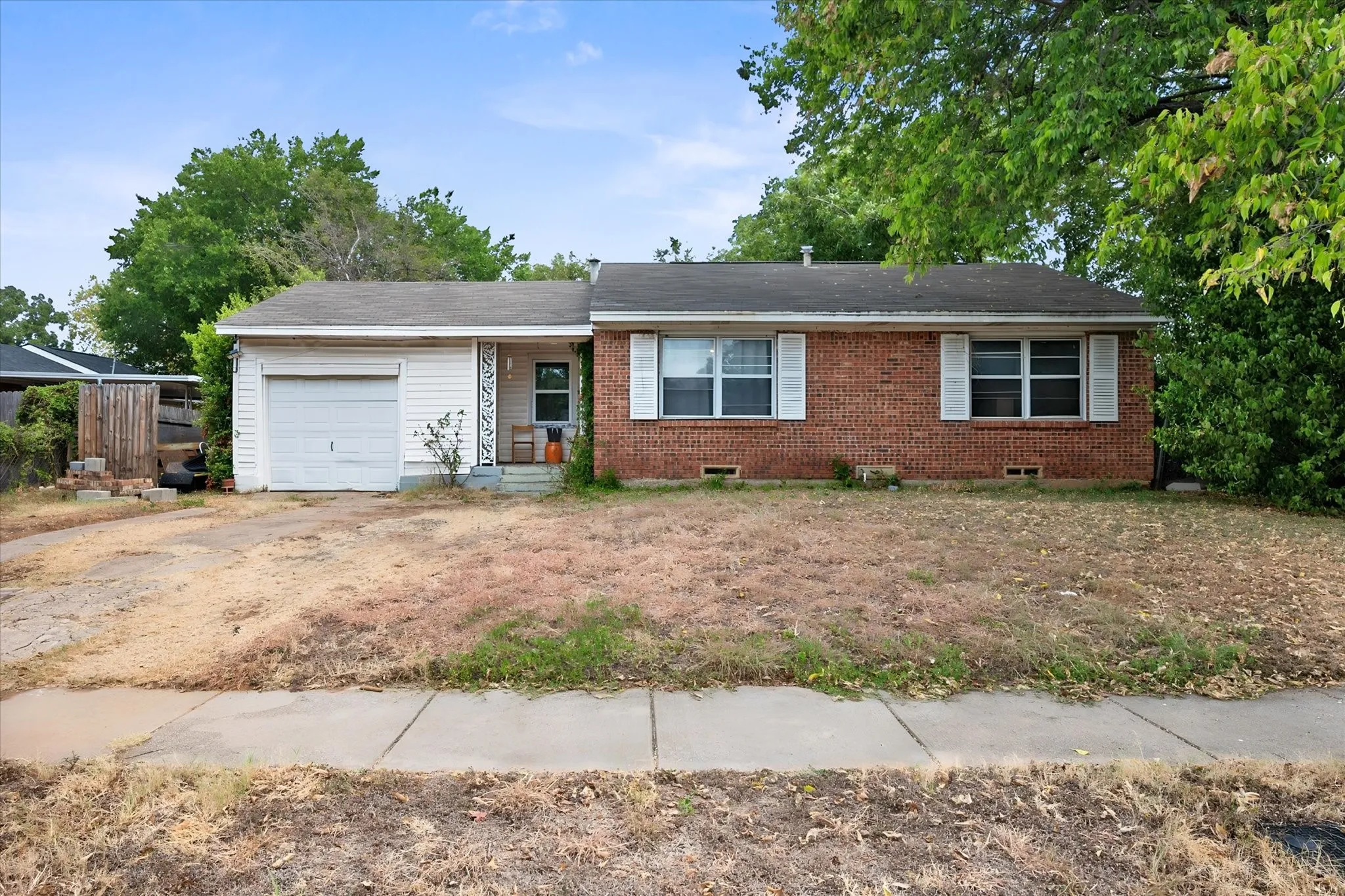 Single Family Residence For Sale in Tarrant County , 1405 Grace Street, Arlington, Texas 76010, 2 Bedroom, 1 Bathroom, 1 Garage spaces, 851 Sqft, built in 1951, mls#21370445, Real Estate Agent in Arlington, Homes For Sale in Tarrant county, Homes For Sale in Arlington, Realtor in Arlington Texas, Real Estate Brokerage Independent Realty Texas, Luminita Cordes Realtor