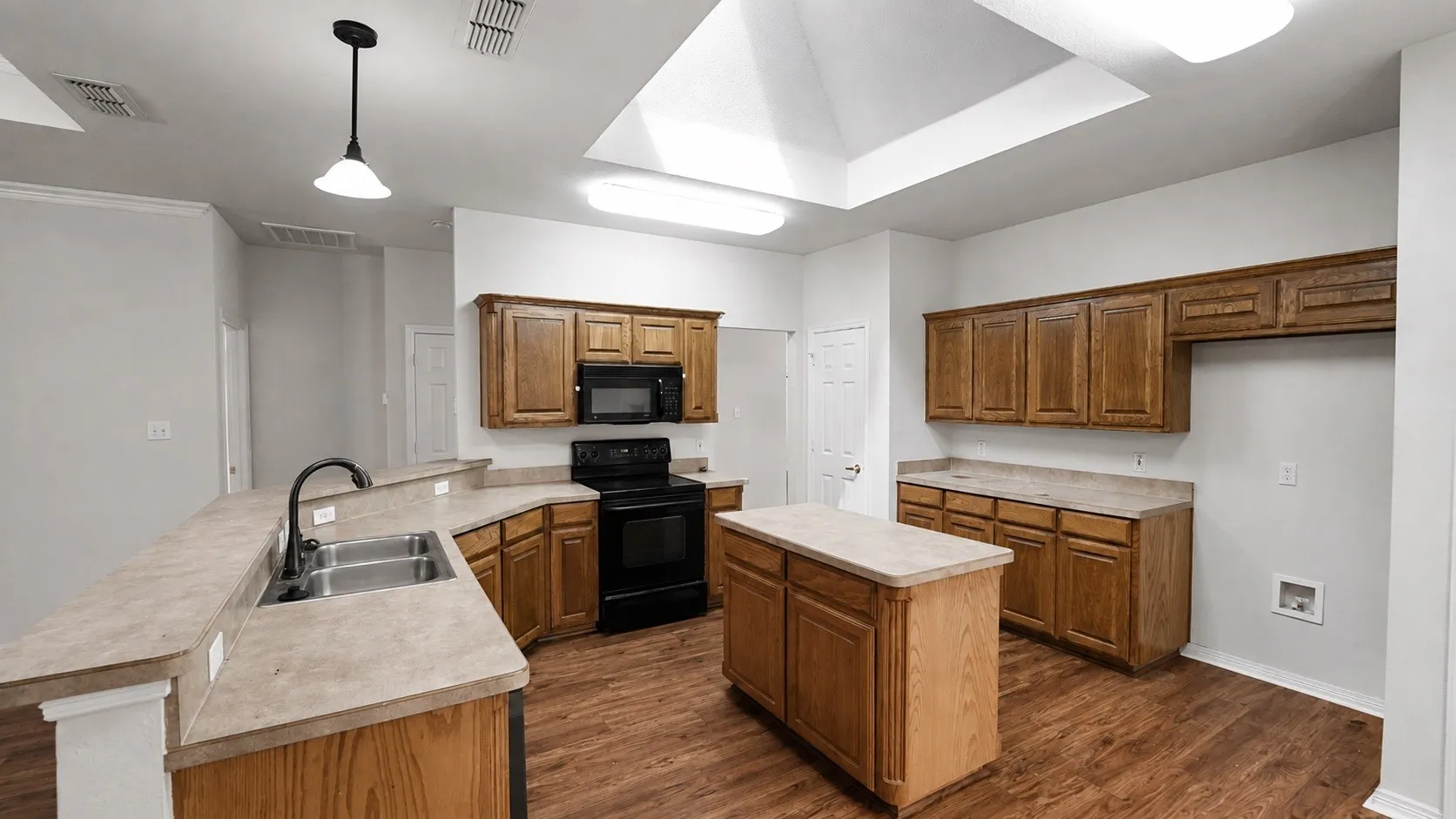 Single Family Residence For Rent in Parker County , 2310 Summer Brook Drive, Weatherford, Texas 76087, 3 Bedroom, 2 Bathroom, 2 Garage spaces, 2,017 Sqft, built in 2003, mls#21371062, Real Estate Agent in Weatherford, Homes For Rent in Parker county, Homes For Rent in Weatherford, Realtor in Weatherford Texas, Real Estate Brokerage Independent Realty Texas, Luminita Cordes Realtor