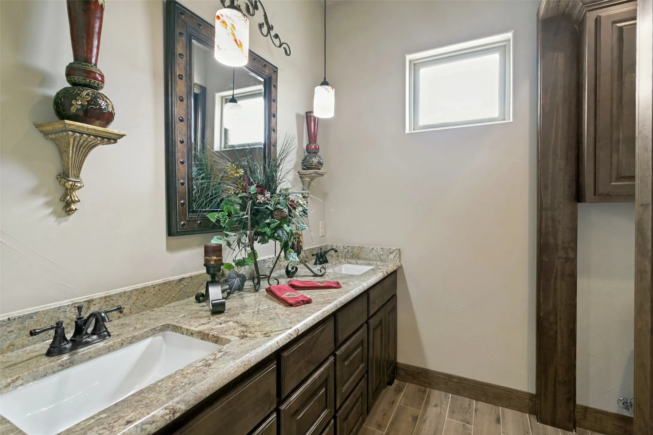 Previous guest bedroom's ensuite bathroom