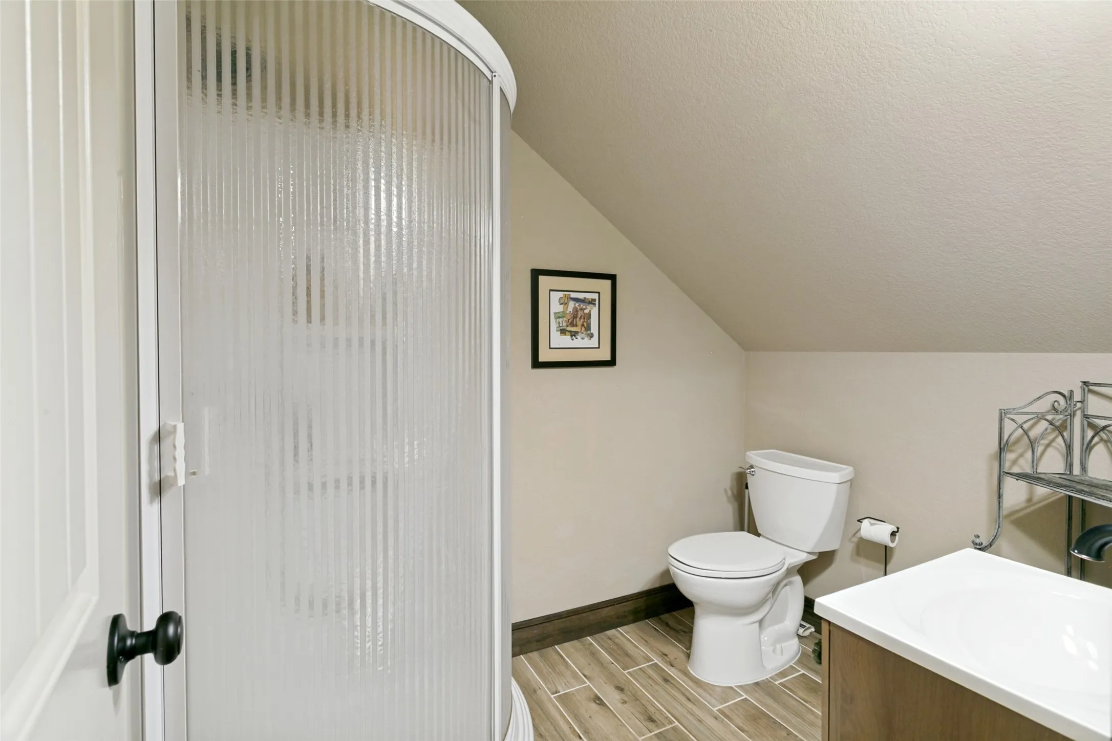 Full bathroom for area in previous picture.