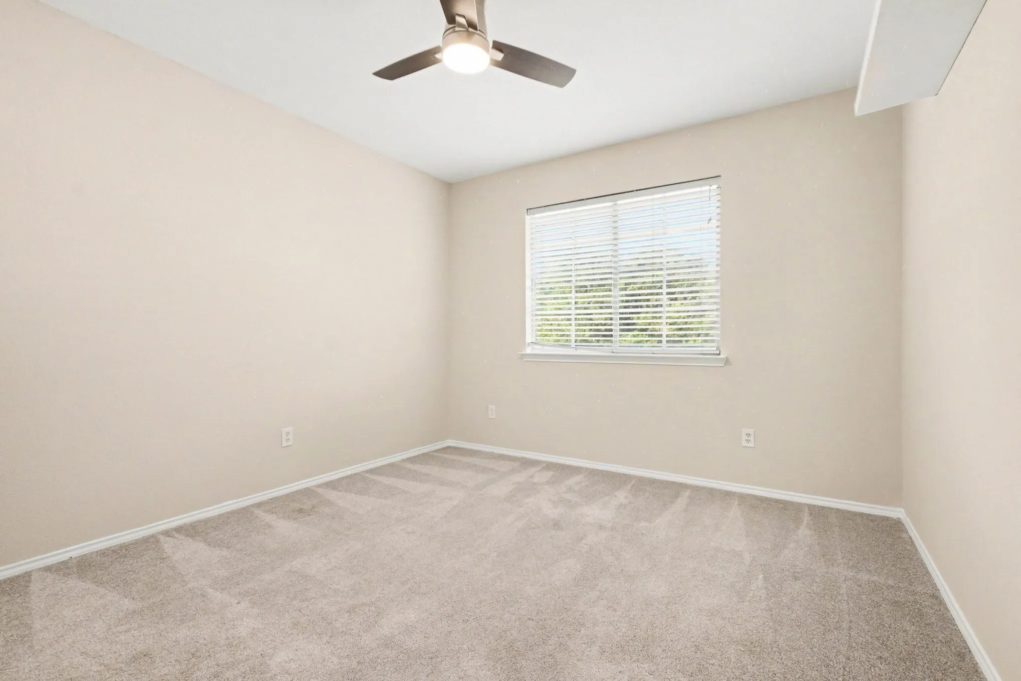 Single Family Residence For Sale in Denton County , 3204 Windridge Lane, Corinth, Texas 76208, 4 Bedroom, 3 Bathroom, 2 Garage spaces, 2,195 Sqft, built in 1999, mls#21370776, Real Estate Agent in Corinth, Homes For Sale in Denton county, Homes For Sale in Corinth, Realtor in Corinth Texas, Real Estate Brokerage Independent Realty Texas, Luminita Cordes Realtor