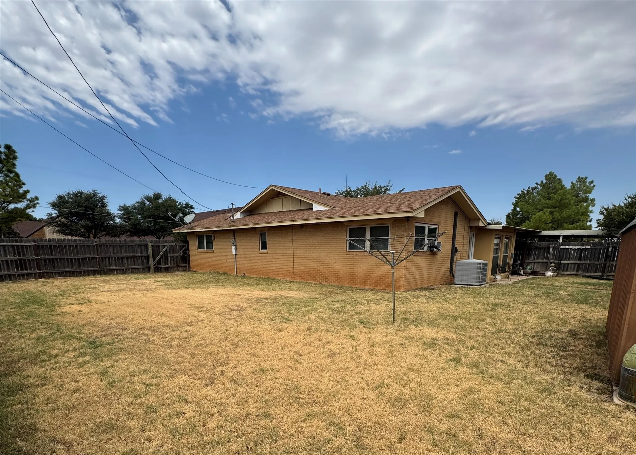 Single Family Residence For Sale in Hardeman County , 1505 S Main Street, Quanah, Texas 79252, 2 Bedroom, 2 Bathroom, 2 Garage spaces, 2,378 Sqft, built in 1965, mls#21371109, Real Estate Agent in Quanah, Homes For Sale in Hardeman county, Homes For Sale in Quanah, Realtor in Quanah Texas, Real Estate Brokerage Independent Realty Texas, Luminita Cordes Realtor