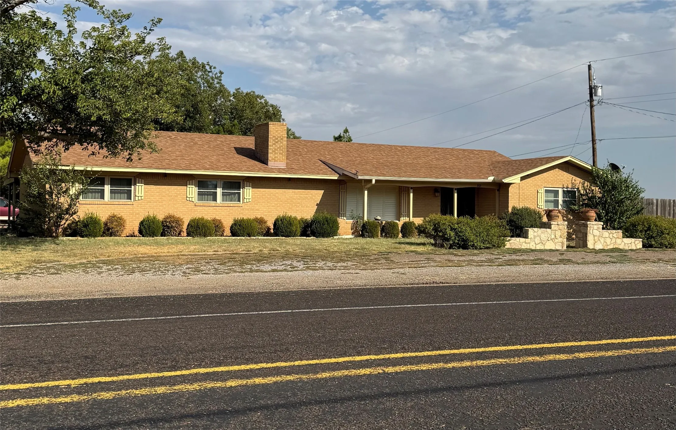 Single Family Residence For Sale in Hardeman County , 1505 S Main Street, Quanah, Texas 79252, 2 Bedroom, 2 Bathroom, 2 Garage spaces, 2,378 Sqft, built in 1965, mls#21371109, Real Estate Agent in Quanah, Homes For Sale in Hardeman county, Homes For Sale in Quanah, Realtor in Quanah Texas, Real Estate Brokerage Independent Realty Texas, Luminita Cordes Realtor