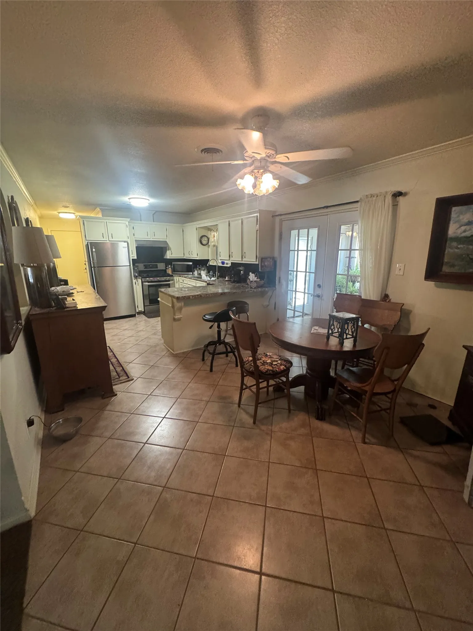 Kitchen/dining
