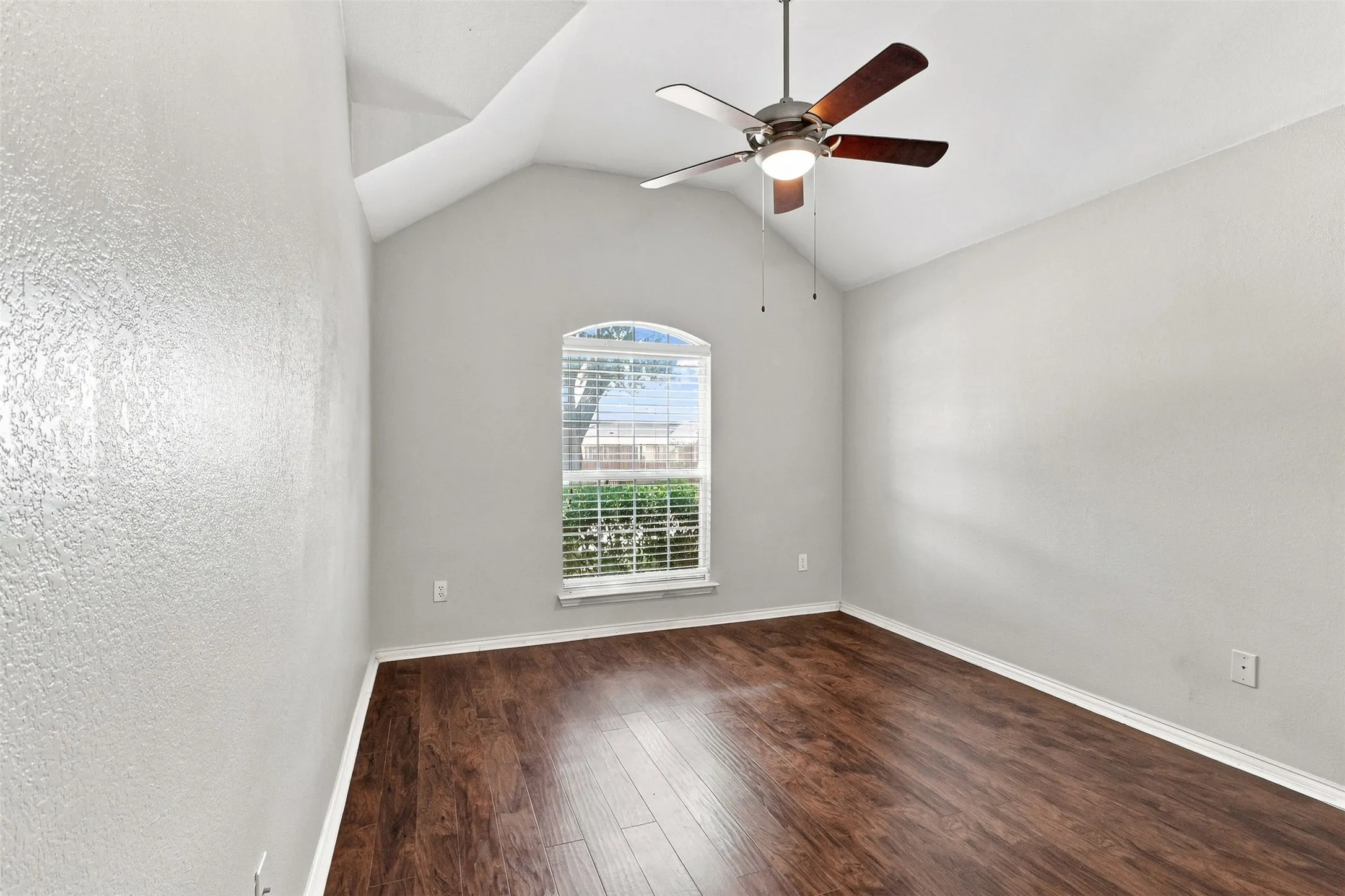 Single Family Residence For Sale in Collin County , 15004 Appaloosa Drive, Frisco, Texas 75035, 3 Bedroom, 2 Bathroom, 2 Garage spaces, 2,069 Sqft, built in 2004, mls#21371003, Real Estate Agent in Frisco, Homes For Sale in Collin county, Homes For Sale in Frisco, Realtor in Frisco Texas, Real Estate Brokerage Independent Realty Texas, Luminita Cordes Realtor