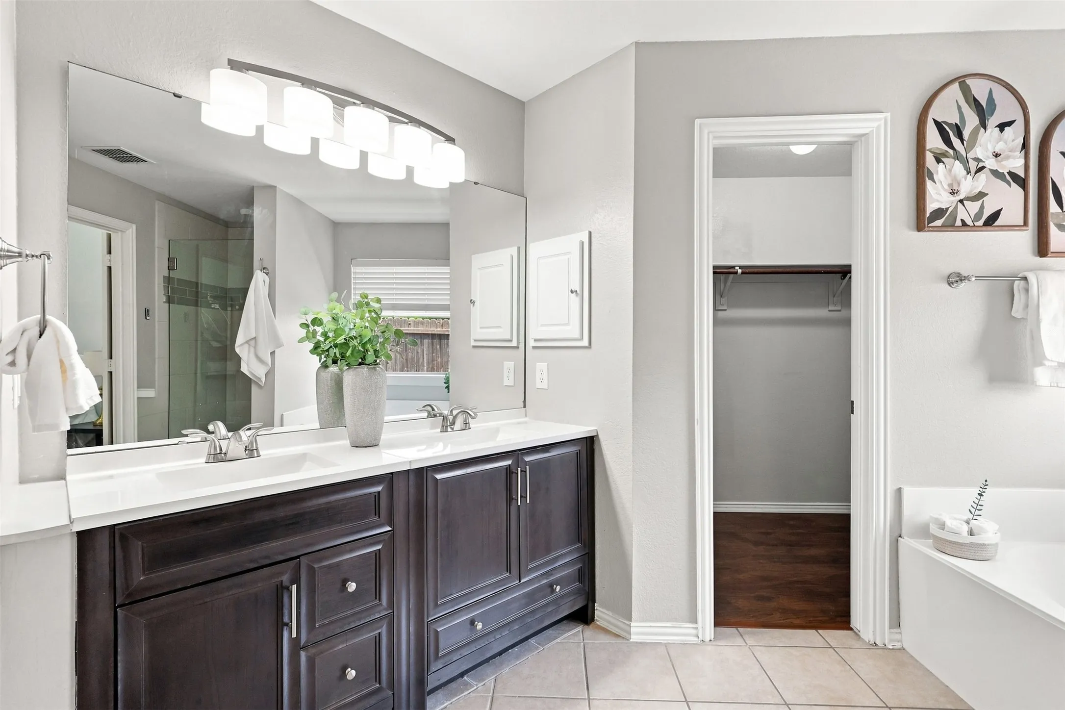 Single Family Residence For Sale in Collin County , 15004 Appaloosa Drive, Frisco, Texas 75035, 3 Bedroom, 2 Bathroom, 2 Garage spaces, 2,069 Sqft, built in 2004, mls#21371003, Real Estate Agent in Frisco, Homes For Sale in Collin county, Homes For Sale in Frisco, Realtor in Frisco Texas, Real Estate Brokerage Independent Realty Texas, Luminita Cordes Realtor