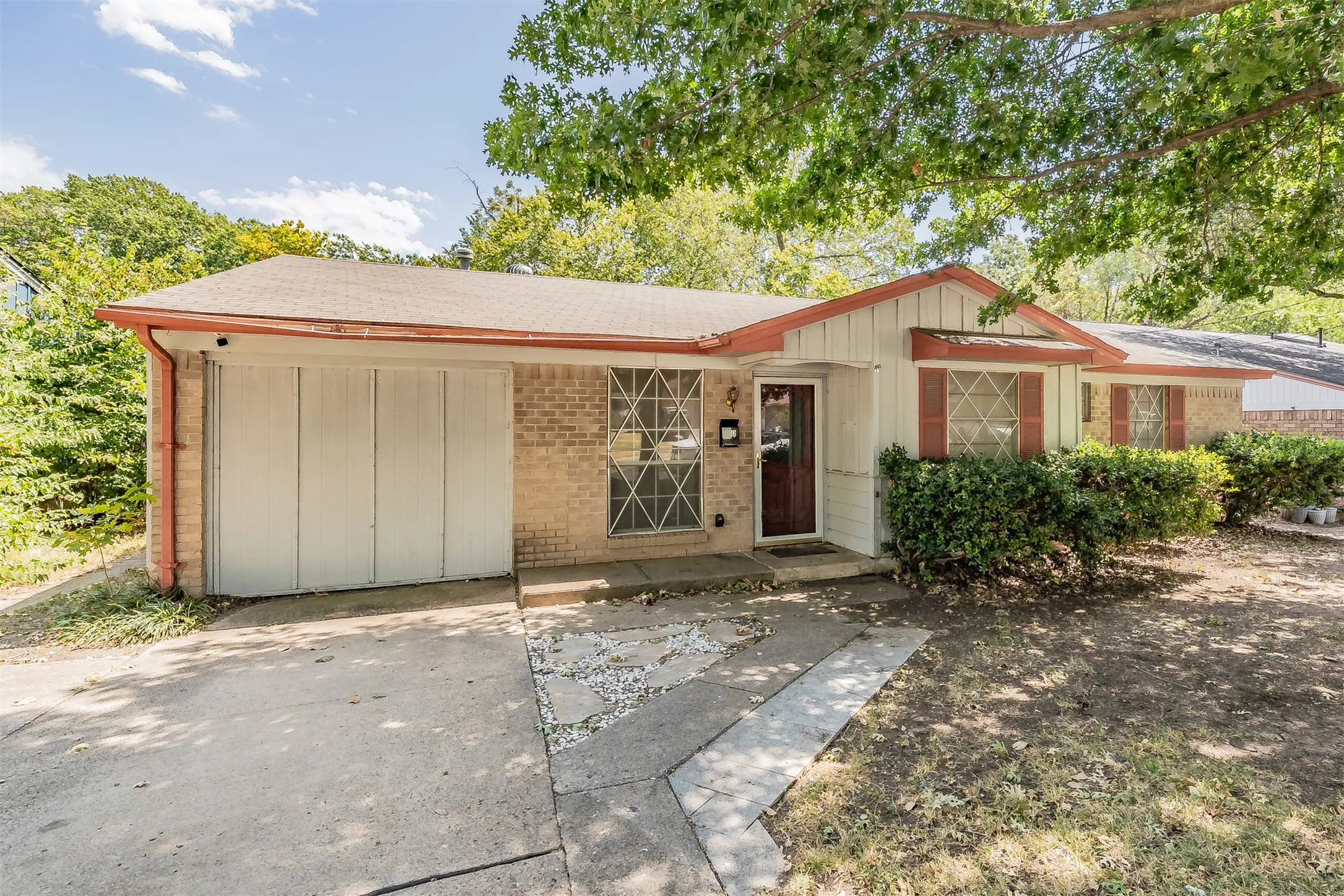 Single Family Residence For Sale in Dallas County , 1346 Winding Trail, Duncanville, Texas 75116, 3 Bedroom, 2 Bathroom, Garage spaces, 2,007 Sqft, built in 1961, mls#21371083, Real Estate Agent in Duncanville, Homes For Sale in Dallas county, Homes For Sale in Duncanville, Realtor in Duncanville Texas, Real Estate Brokerage Independent Realty Texas, Luminita Cordes Realtor