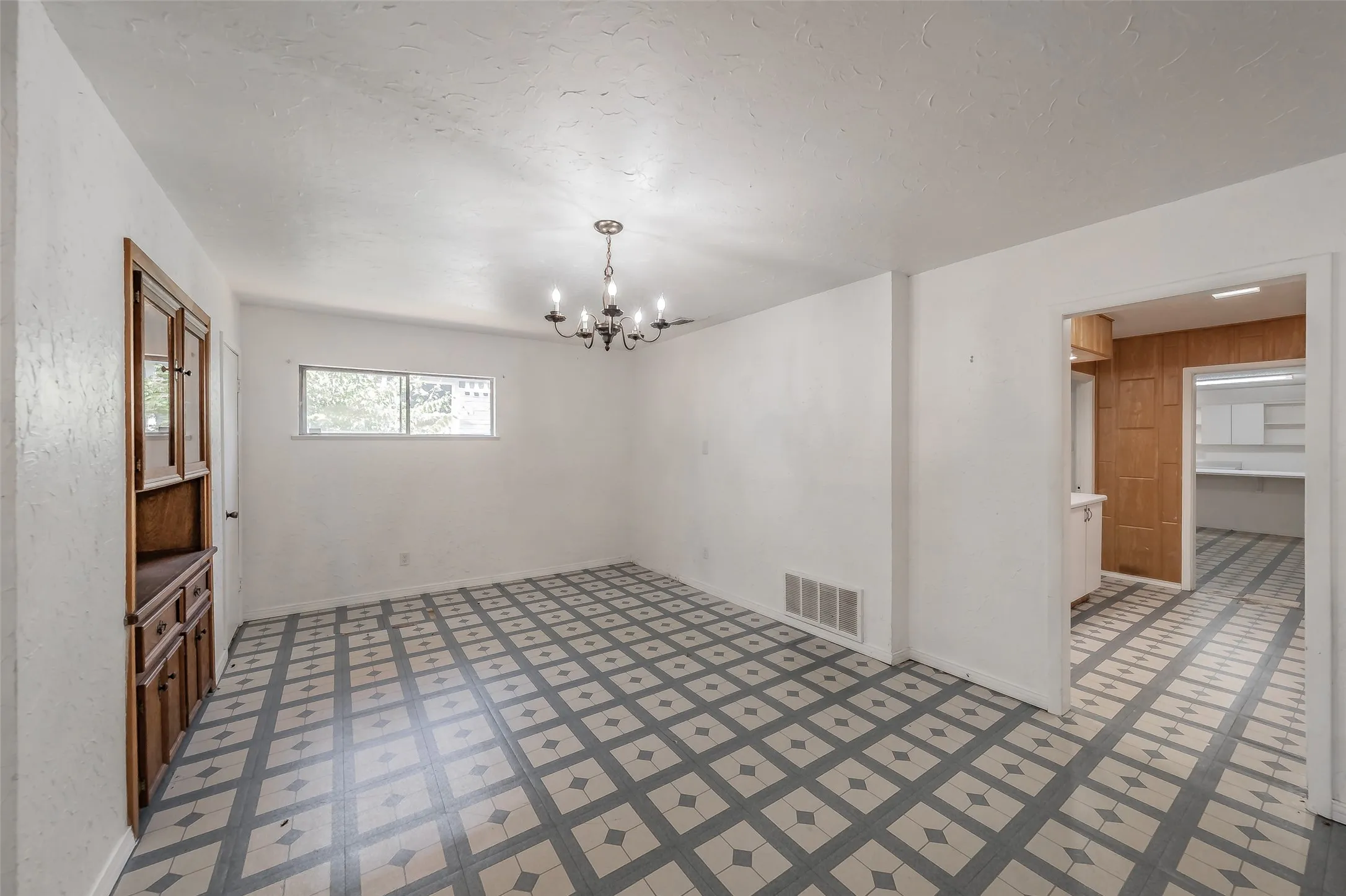 Single Family Residence For Sale in Dallas County , 1346 Winding Trail, Duncanville, Texas 75116, 3 Bedroom, 2 Bathroom, Garage spaces, 2,007 Sqft, built in 1961, mls#21371083, Real Estate Agent in Duncanville, Homes For Sale in Dallas county, Homes For Sale in Duncanville, Realtor in Duncanville Texas, Real Estate Brokerage Independent Realty Texas, Luminita Cordes Realtor