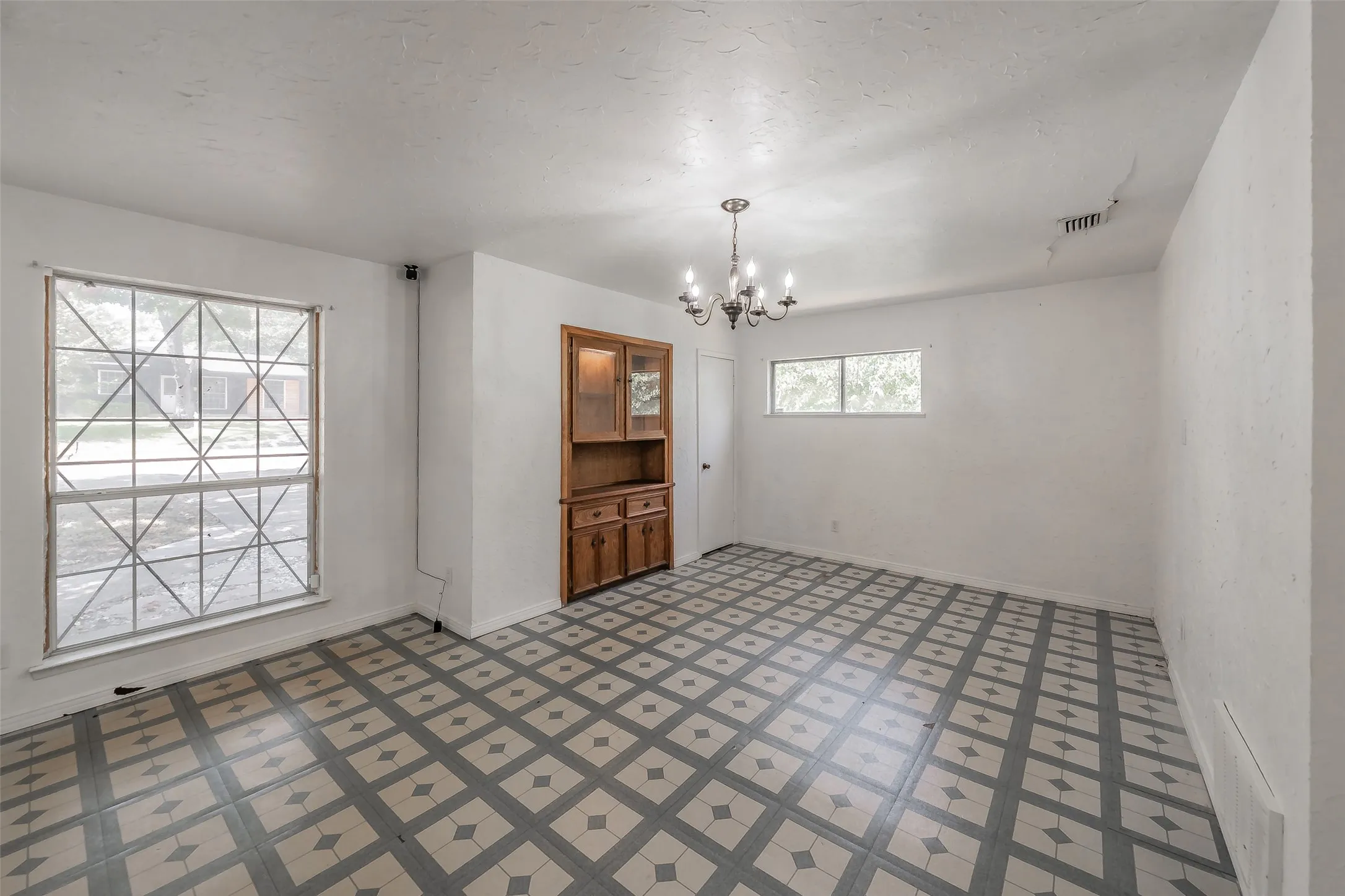 Single Family Residence For Sale in Dallas County , 1346 Winding Trail, Duncanville, Texas 75116, 3 Bedroom, 2 Bathroom, Garage spaces, 2,007 Sqft, built in 1961, mls#21371083, Real Estate Agent in Duncanville, Homes For Sale in Dallas county, Homes For Sale in Duncanville, Realtor in Duncanville Texas, Real Estate Brokerage Independent Realty Texas, Luminita Cordes Realtor