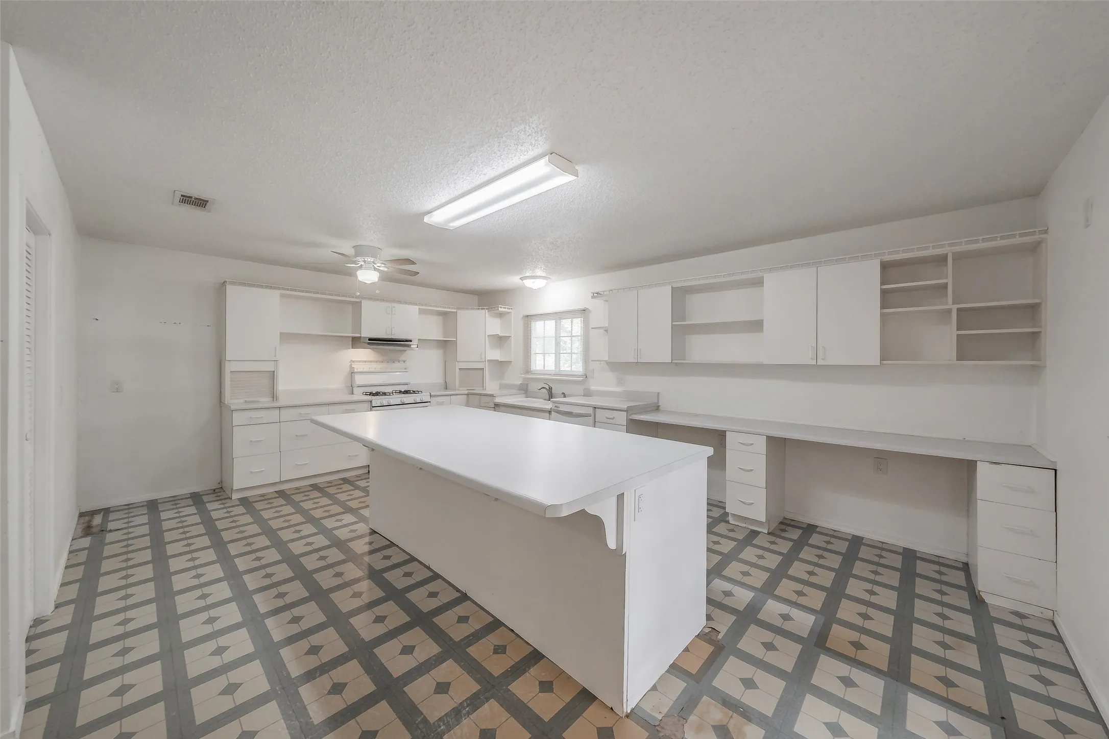 Single Family Residence For Sale in Dallas County , 1346 Winding Trail, Duncanville, Texas 75116, 3 Bedroom, 2 Bathroom, Garage spaces, 2,007 Sqft, built in 1961, mls#21371083, Real Estate Agent in Duncanville, Homes For Sale in Dallas county, Homes For Sale in Duncanville, Realtor in Duncanville Texas, Real Estate Brokerage Independent Realty Texas, Luminita Cordes Realtor