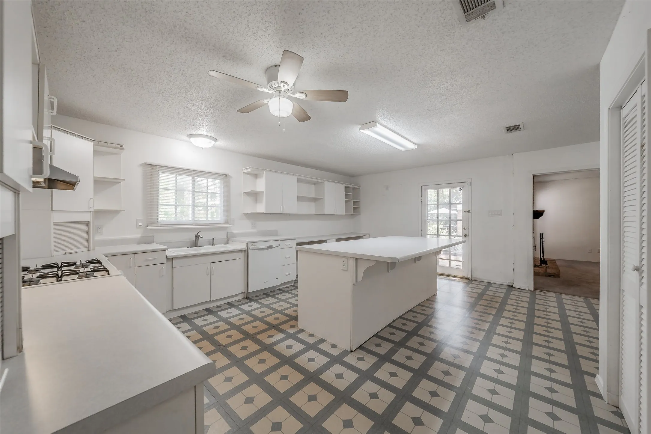 Single Family Residence For Sale in Dallas County , 1346 Winding Trail, Duncanville, Texas 75116, 3 Bedroom, 2 Bathroom, Garage spaces, 2,007 Sqft, built in 1961, mls#21371083, Real Estate Agent in Duncanville, Homes For Sale in Dallas county, Homes For Sale in Duncanville, Realtor in Duncanville Texas, Real Estate Brokerage Independent Realty Texas, Luminita Cordes Realtor
