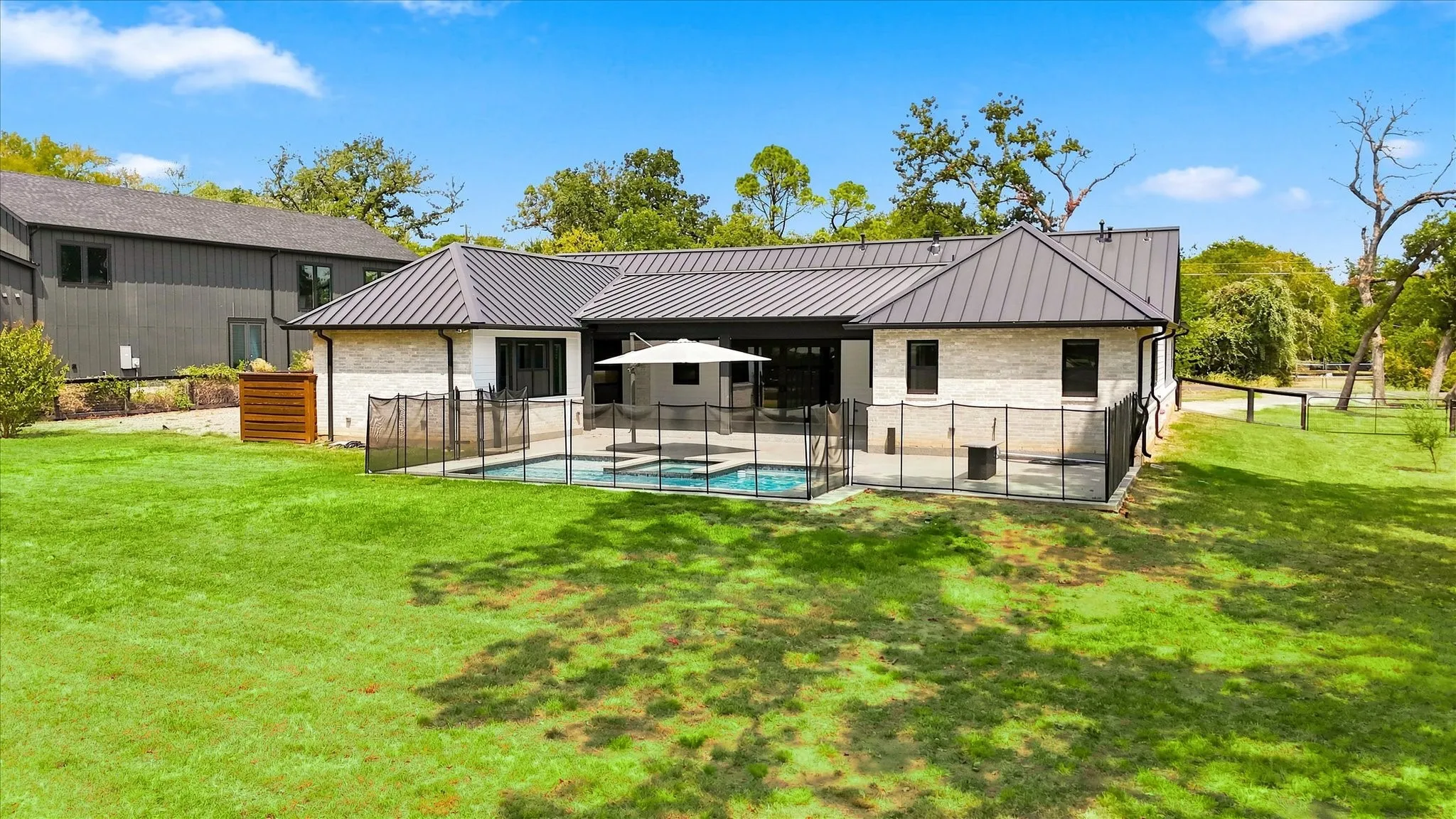 Single Family Residence For Sale in Denton County , 211 Shahan Drive, Shady Shores, Texas 76208, 3 Bedroom, 4 Bathroom, 4 Garage spaces, 3,057 Sqft, built in 2022, mls#21370577, Real Estate Agent in Shady Shores, Homes For Sale in Denton county, Homes For Sale in Shady Shores, Realtor in Shady Shores Texas, Real Estate Brokerage Independent Realty Texas, Luminita Cordes Realtor