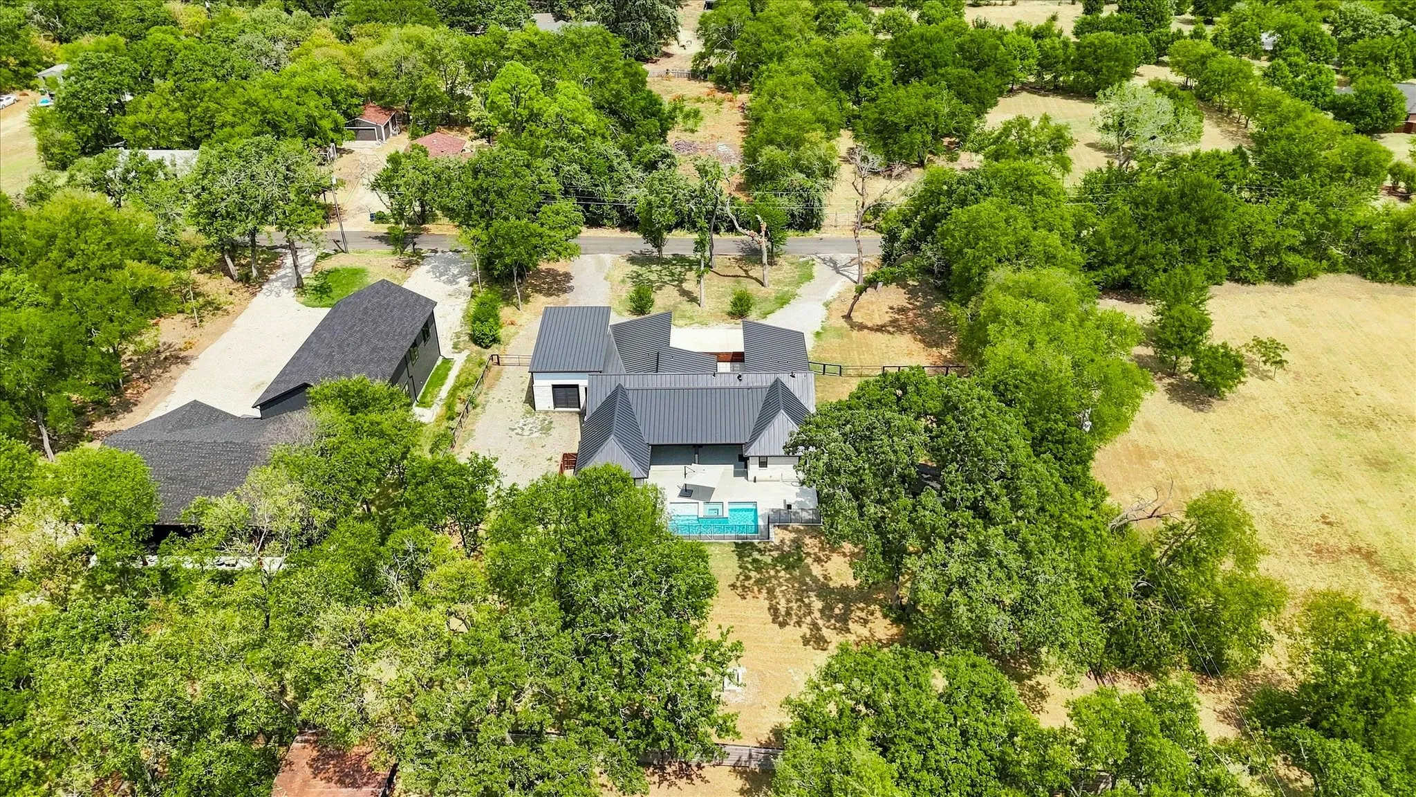 Single Family Residence For Sale in Denton County , 211 Shahan Drive, Shady Shores, Texas 76208, 3 Bedroom, 4 Bathroom, 4 Garage spaces, 3,057 Sqft, built in 2022, mls#21370577, Real Estate Agent in Shady Shores, Homes For Sale in Denton county, Homes For Sale in Shady Shores, Realtor in Shady Shores Texas, Real Estate Brokerage Independent Realty Texas, Luminita Cordes Realtor