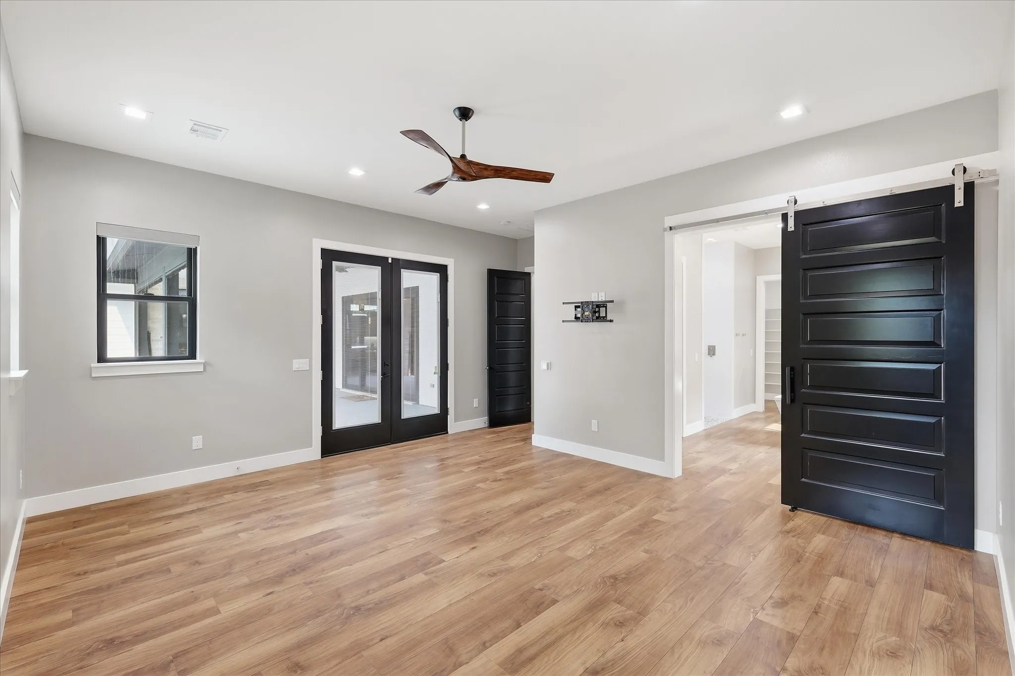 Single Family Residence For Sale in Denton County , 211 Shahan Drive, Shady Shores, Texas 76208, 3 Bedroom, 4 Bathroom, 4 Garage spaces, 3,057 Sqft, built in 2022, mls#21370577, Real Estate Agent in Shady Shores, Homes For Sale in Denton county, Homes For Sale in Shady Shores, Realtor in Shady Shores Texas, Real Estate Brokerage Independent Realty Texas, Luminita Cordes Realtor