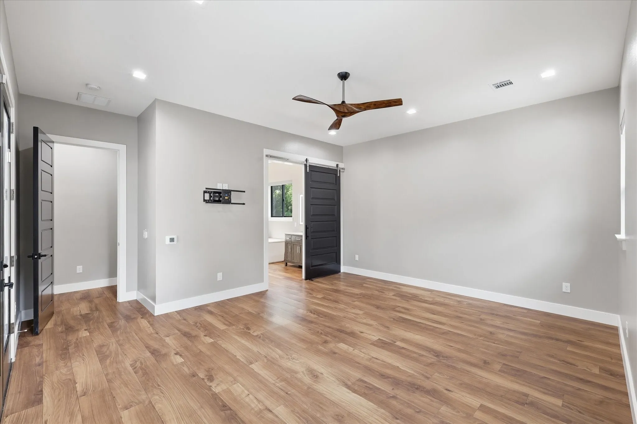 Single Family Residence For Sale in Denton County , 211 Shahan Drive, Shady Shores, Texas 76208, 3 Bedroom, 4 Bathroom, 4 Garage spaces, 3,057 Sqft, built in 2022, mls#21370577, Real Estate Agent in Shady Shores, Homes For Sale in Denton county, Homes For Sale in Shady Shores, Realtor in Shady Shores Texas, Real Estate Brokerage Independent Realty Texas, Luminita Cordes Realtor
