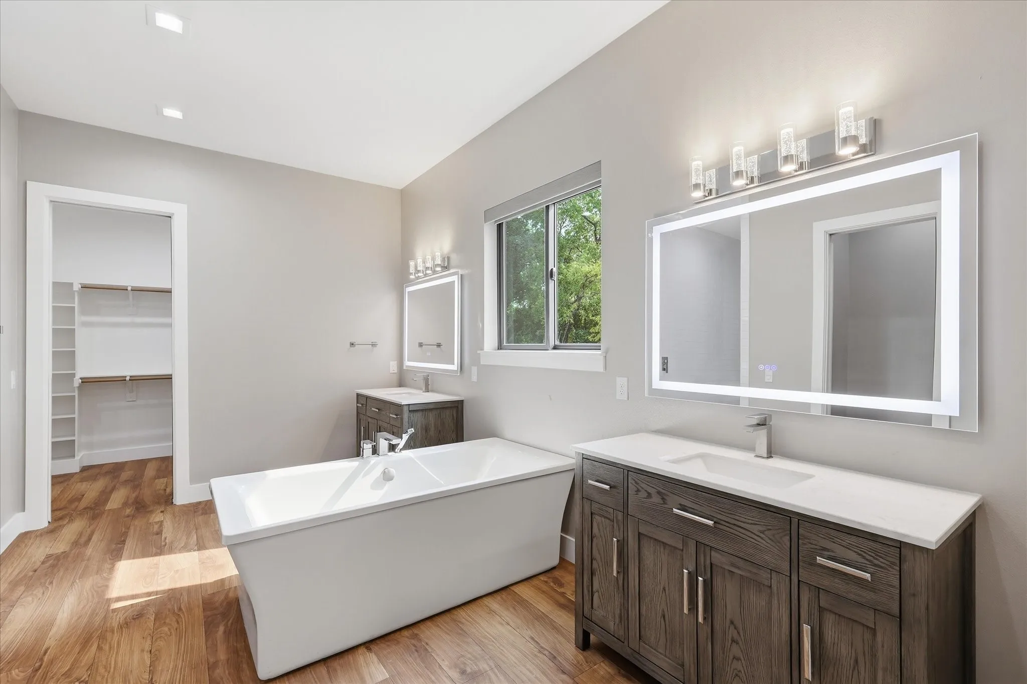 Single Family Residence For Sale in Denton County , 211 Shahan Drive, Shady Shores, Texas 76208, 3 Bedroom, 4 Bathroom, 4 Garage spaces, 3,057 Sqft, built in 2022, mls#21370577, Real Estate Agent in Shady Shores, Homes For Sale in Denton county, Homes For Sale in Shady Shores, Realtor in Shady Shores Texas, Real Estate Brokerage Independent Realty Texas, Luminita Cordes Realtor