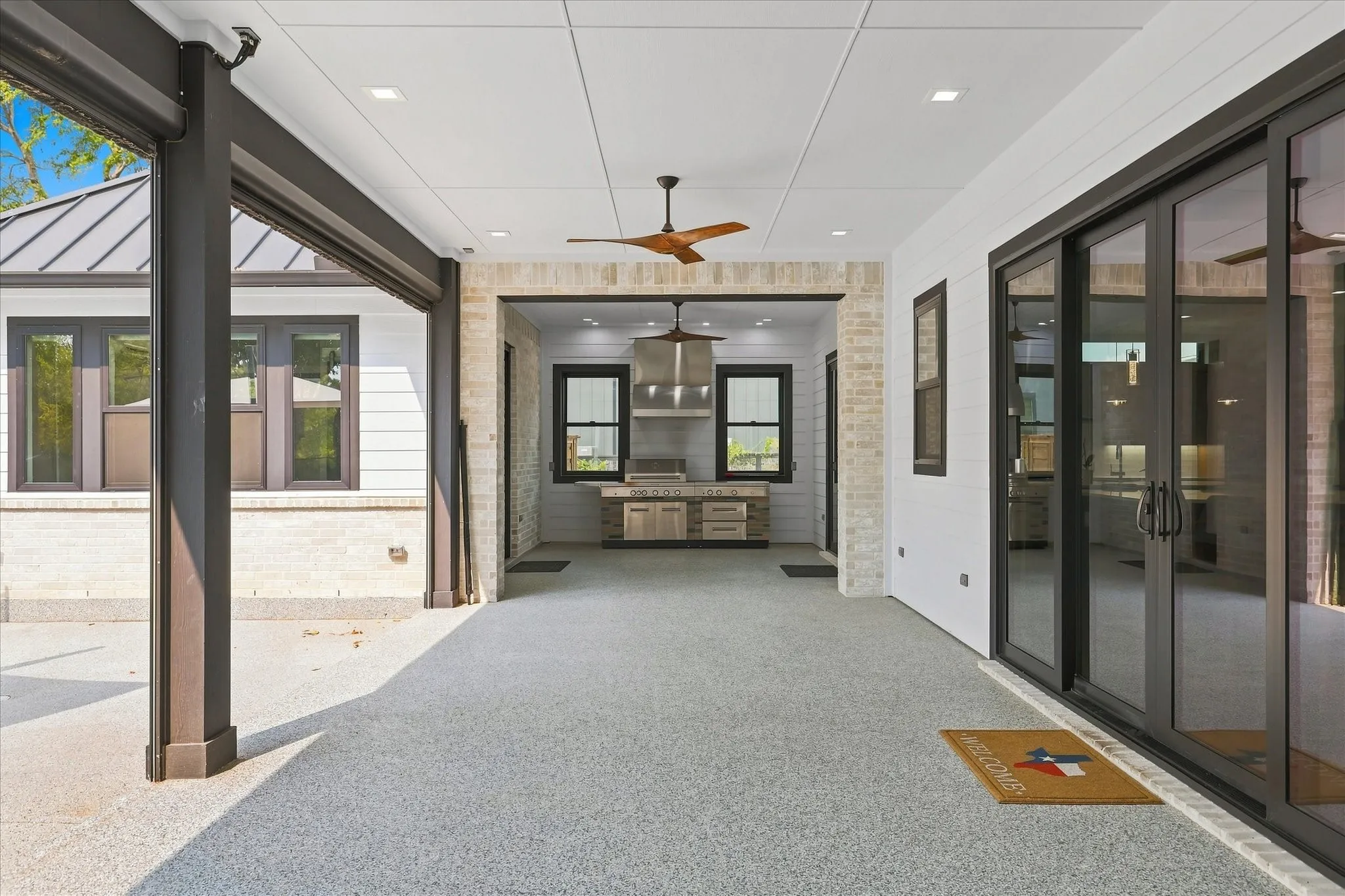 Single Family Residence For Sale in Denton County , 211 Shahan Drive, Shady Shores, Texas 76208, 3 Bedroom, 4 Bathroom, 4 Garage spaces, 3,057 Sqft, built in 2022, mls#21370577, Real Estate Agent in Shady Shores, Homes For Sale in Denton county, Homes For Sale in Shady Shores, Realtor in Shady Shores Texas, Real Estate Brokerage Independent Realty Texas, Luminita Cordes Realtor