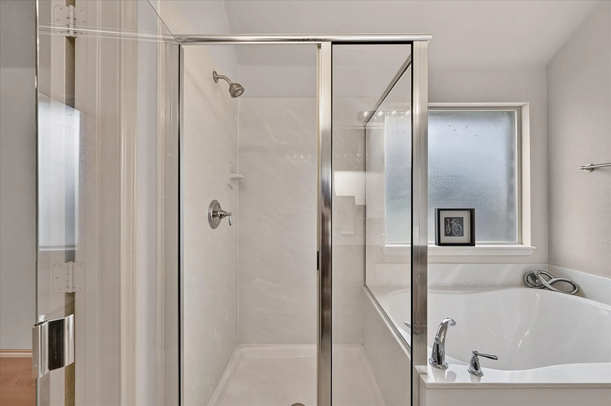Single Family Residence For Sale in Tarrant County , 14 Lucas Lane, Edgecliff Village, Texas 76134, 4 Bedroom, 2 Bathroom, 2 Garage spaces, 2,416 Sqft, built in 2009, mls#21369635, Real Estate Agent in Edgecliff Village, Homes For Sale in Tarrant county, Homes For Sale in Edgecliff Village, Realtor in Edgecliff Village Texas, Real Estate Brokerage Independent Realty Texas, Luminita Cordes Realtor