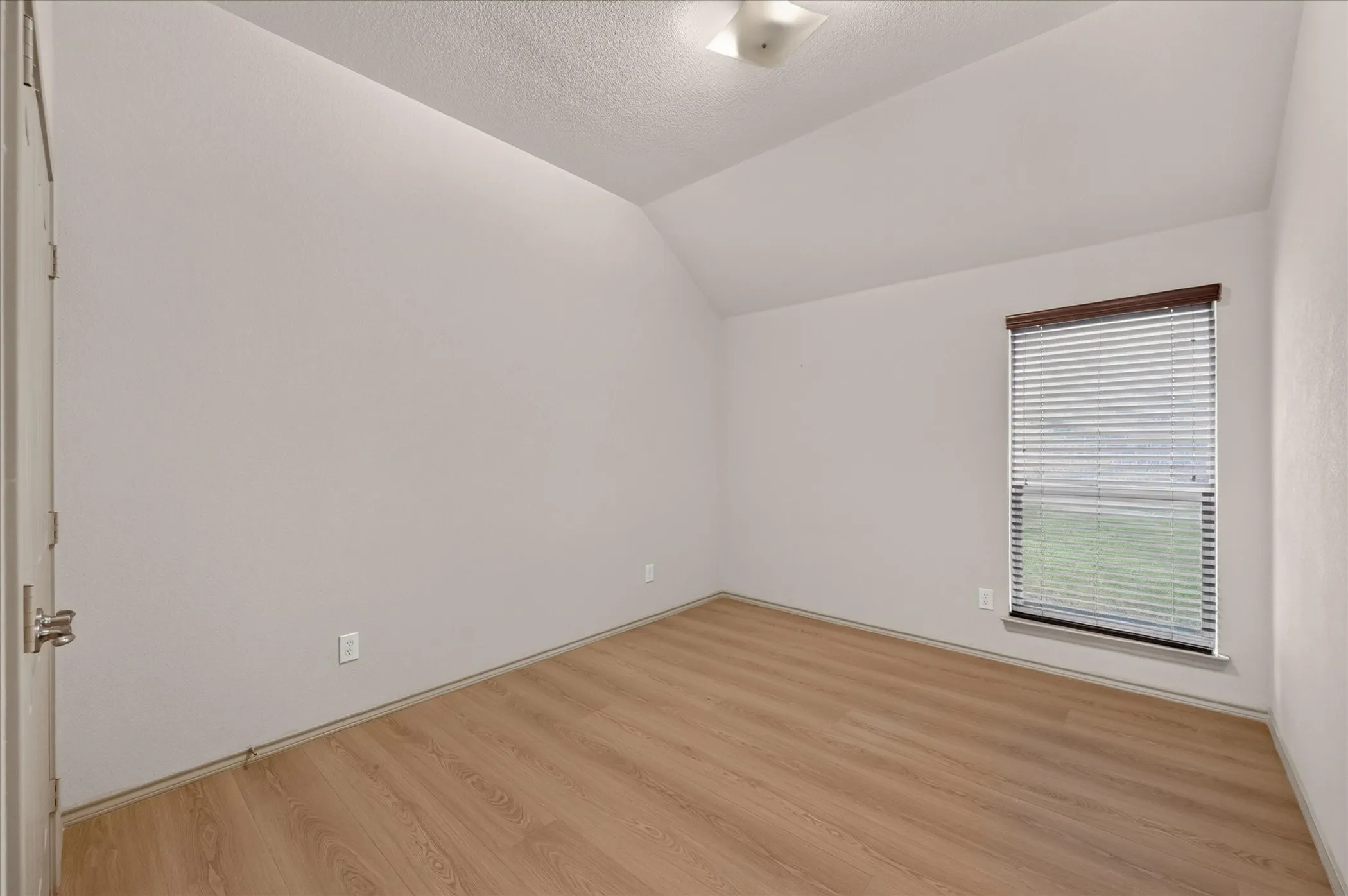 Single Family Residence For Sale in Tarrant County , 14 Lucas Lane, Edgecliff Village, Texas 76134, 4 Bedroom, 2 Bathroom, 2 Garage spaces, 2,416 Sqft, built in 2009, mls#21369635, Real Estate Agent in Edgecliff Village, Homes For Sale in Tarrant county, Homes For Sale in Edgecliff Village, Realtor in Edgecliff Village Texas, Real Estate Brokerage Independent Realty Texas, Luminita Cordes Realtor