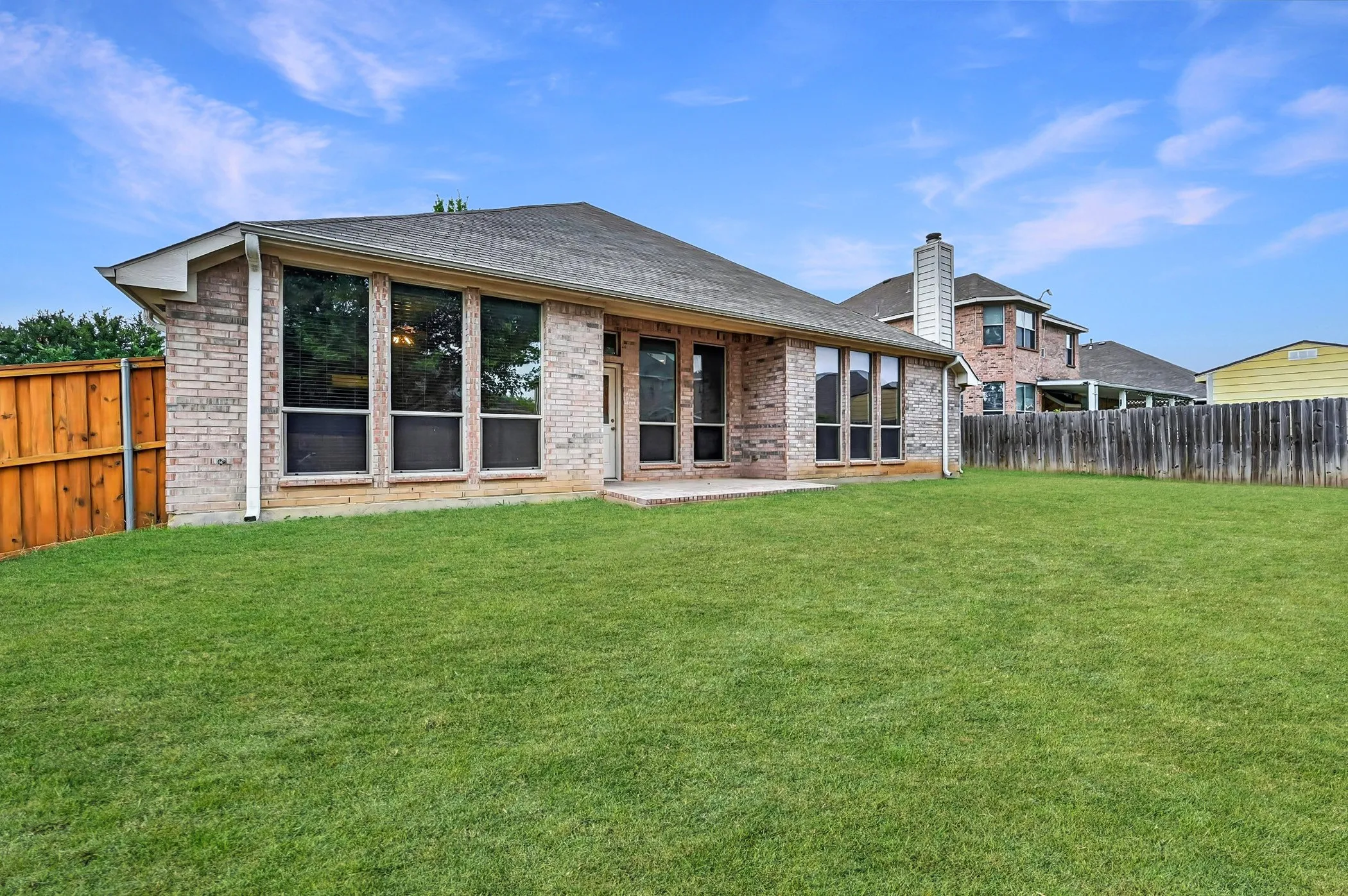 Single Family Residence For Sale in Tarrant County , 14 Lucas Lane, Edgecliff Village, Texas 76134, 4 Bedroom, 2 Bathroom, 2 Garage spaces, 2,416 Sqft, built in 2009, mls#21369635, Real Estate Agent in Edgecliff Village, Homes For Sale in Tarrant county, Homes For Sale in Edgecliff Village, Realtor in Edgecliff Village Texas, Real Estate Brokerage Independent Realty Texas, Luminita Cordes Realtor