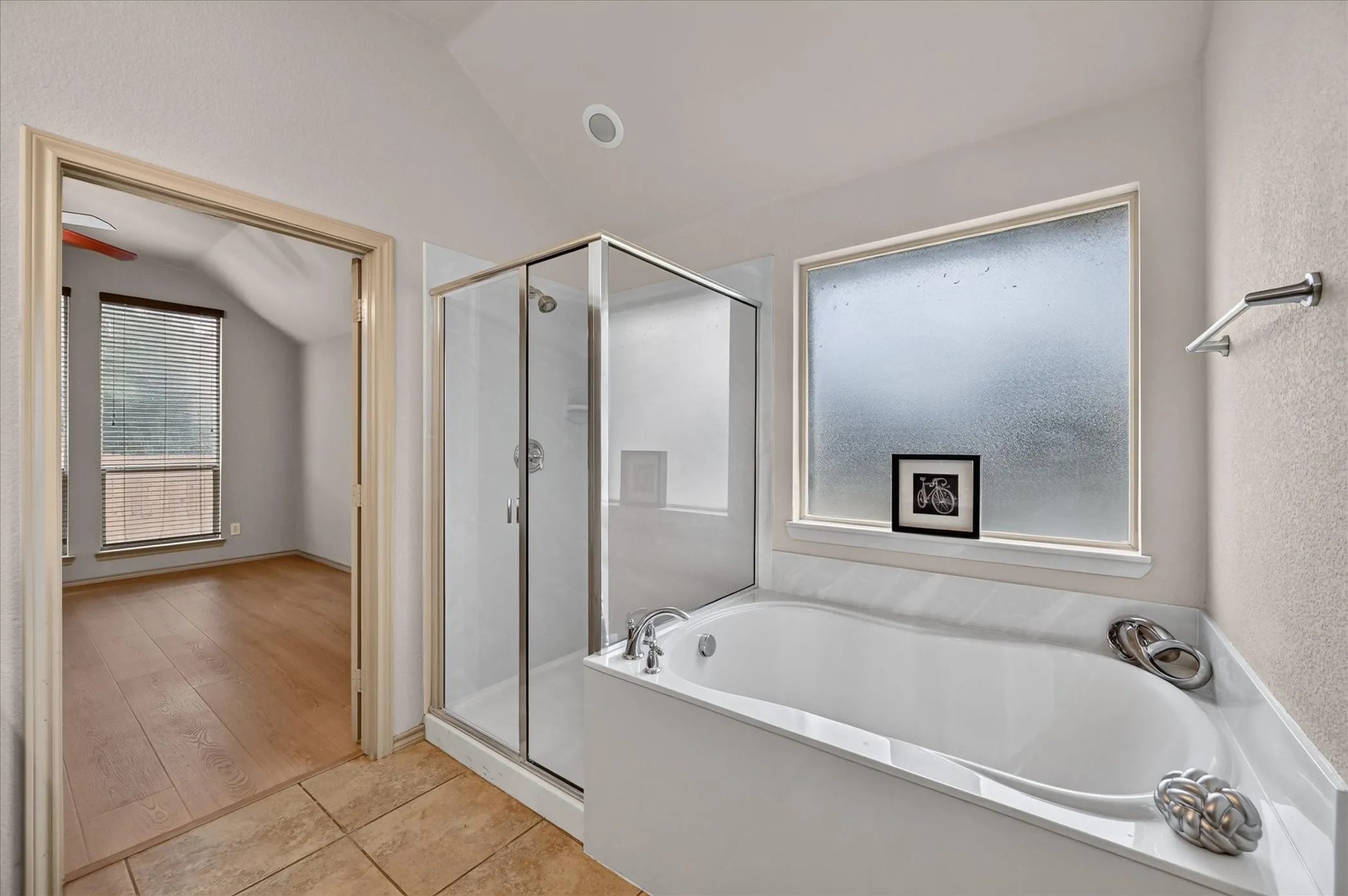 Single Family Residence For Sale in Tarrant County , 14 Lucas Lane, Edgecliff Village, Texas 76134, 4 Bedroom, 2 Bathroom, 2 Garage spaces, 2,416 Sqft, built in 2009, mls#21369635, Real Estate Agent in Edgecliff Village, Homes For Sale in Tarrant county, Homes For Sale in Edgecliff Village, Realtor in Edgecliff Village Texas, Real Estate Brokerage Independent Realty Texas, Luminita Cordes Realtor