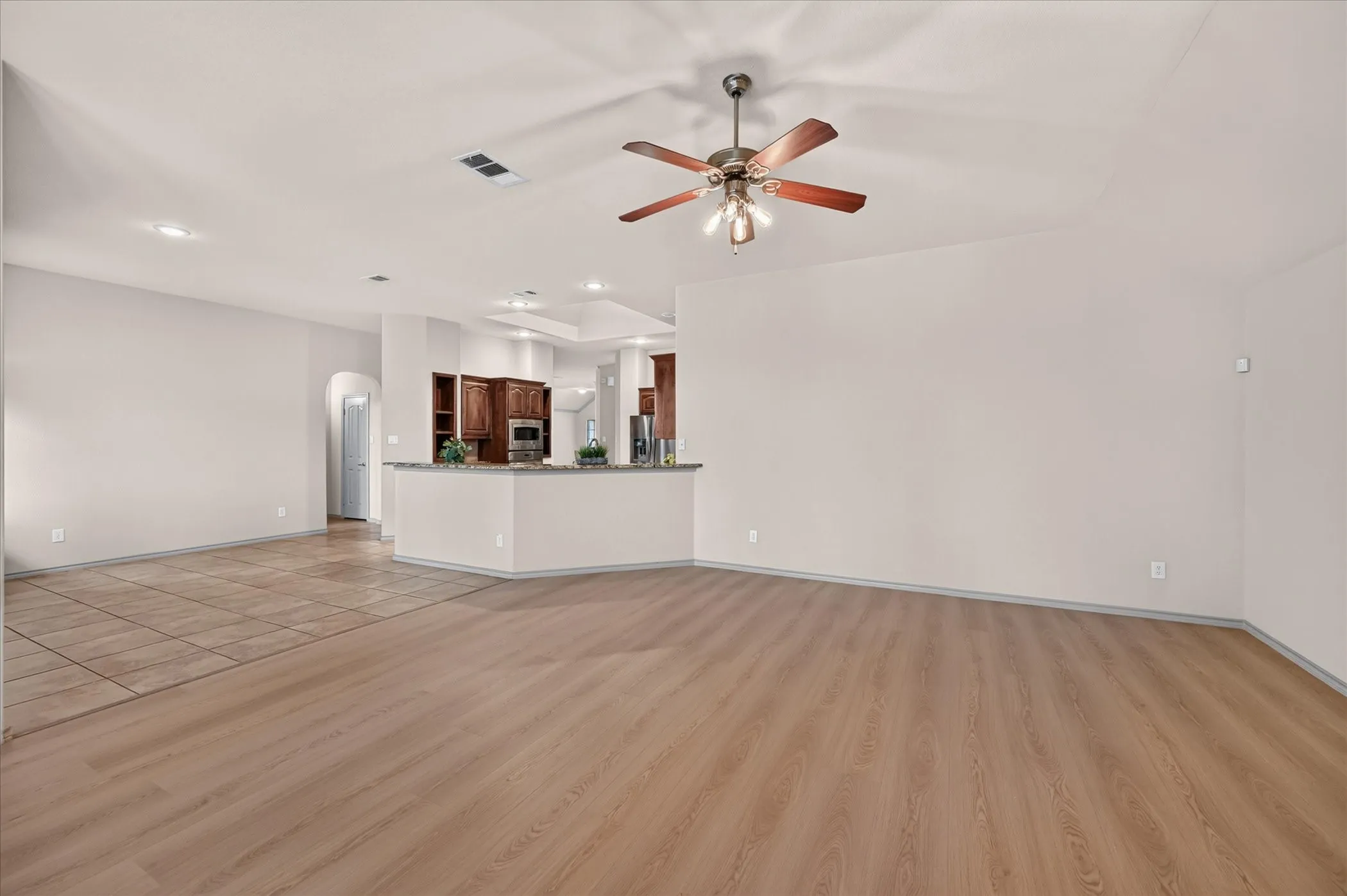 Single Family Residence For Sale in Tarrant County , 14 Lucas Lane, Edgecliff Village, Texas 76134, 4 Bedroom, 2 Bathroom, 2 Garage spaces, 2,416 Sqft, built in 2009, mls#21369635, Real Estate Agent in Edgecliff Village, Homes For Sale in Tarrant county, Homes For Sale in Edgecliff Village, Realtor in Edgecliff Village Texas, Real Estate Brokerage Independent Realty Texas, Luminita Cordes Realtor