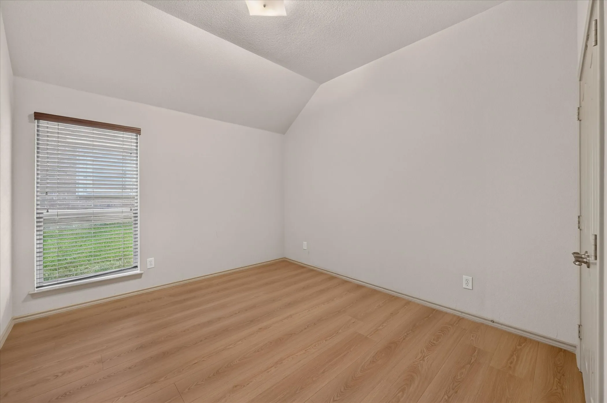 Single Family Residence For Sale in Tarrant County , 14 Lucas Lane, Edgecliff Village, Texas 76134, 4 Bedroom, 2 Bathroom, 2 Garage spaces, 2,416 Sqft, built in 2009, mls#21369635, Real Estate Agent in Edgecliff Village, Homes For Sale in Tarrant county, Homes For Sale in Edgecliff Village, Realtor in Edgecliff Village Texas, Real Estate Brokerage Independent Realty Texas, Luminita Cordes Realtor