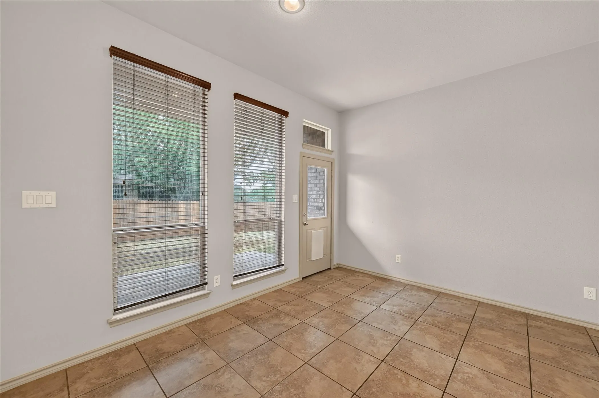 Single Family Residence For Sale in Tarrant County , 14 Lucas Lane, Edgecliff Village, Texas 76134, 4 Bedroom, 2 Bathroom, 2 Garage spaces, 2,416 Sqft, built in 2009, mls#21369635, Real Estate Agent in Edgecliff Village, Homes For Sale in Tarrant county, Homes For Sale in Edgecliff Village, Realtor in Edgecliff Village Texas, Real Estate Brokerage Independent Realty Texas, Luminita Cordes Realtor