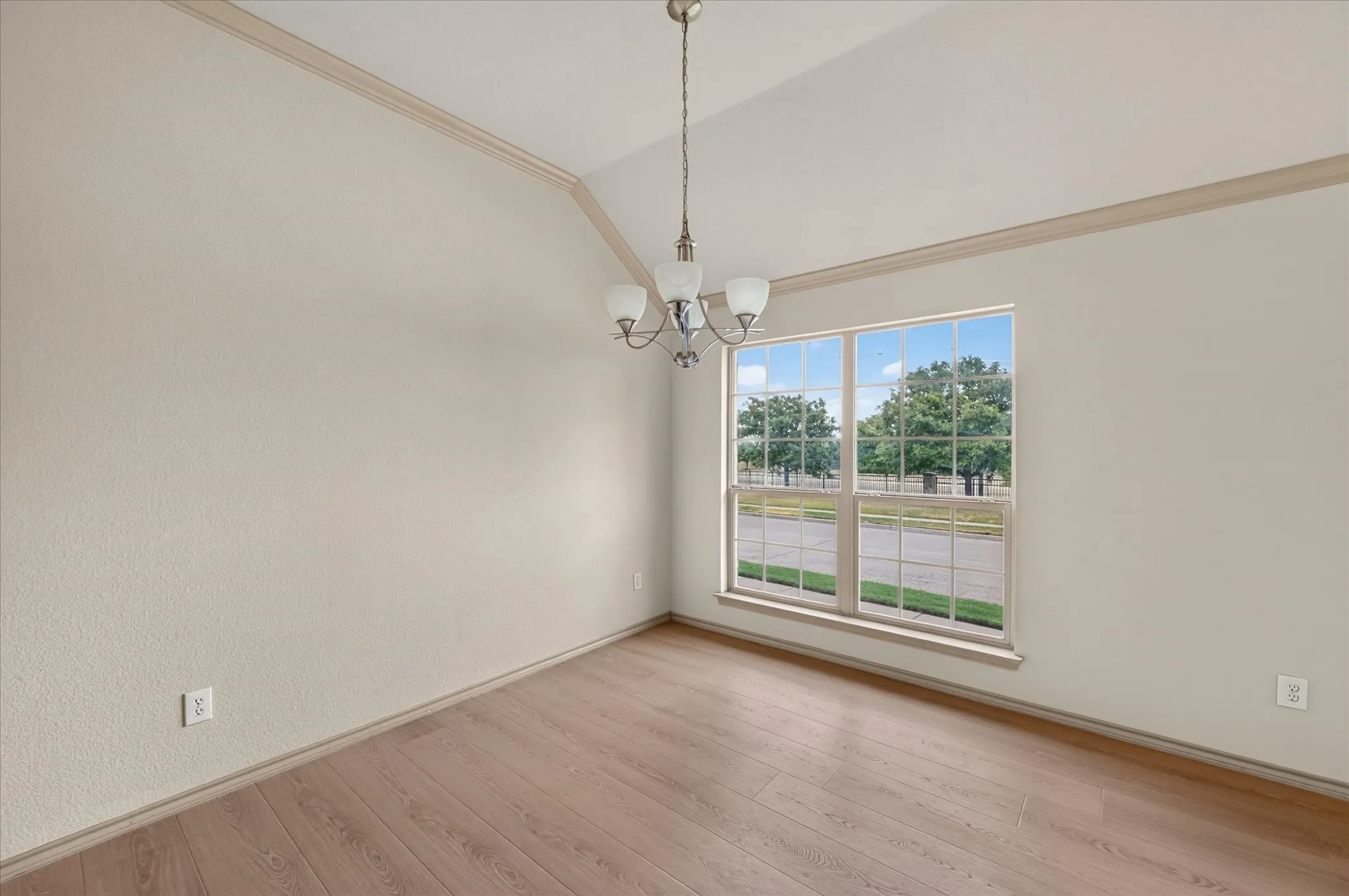 Single Family Residence For Sale in Tarrant County , 14 Lucas Lane, Edgecliff Village, Texas 76134, 4 Bedroom, 2 Bathroom, 2 Garage spaces, 2,416 Sqft, built in 2009, mls#21369635, Real Estate Agent in Edgecliff Village, Homes For Sale in Tarrant county, Homes For Sale in Edgecliff Village, Realtor in Edgecliff Village Texas, Real Estate Brokerage Independent Realty Texas, Luminita Cordes Realtor