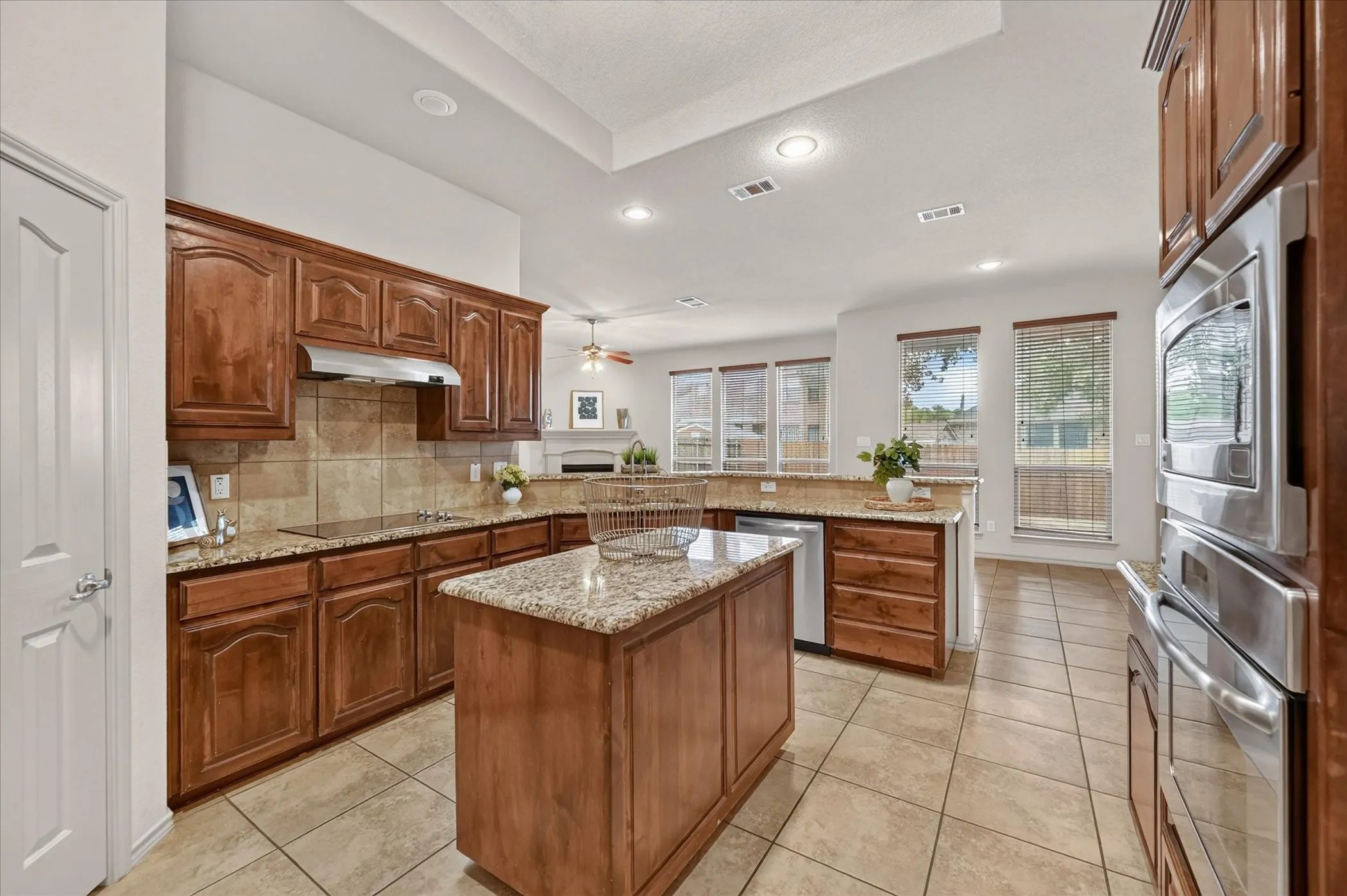 Single Family Residence For Sale in Tarrant County , 14 Lucas Lane, Edgecliff Village, Texas 76134, 4 Bedroom, 2 Bathroom, 2 Garage spaces, 2,416 Sqft, built in 2009, mls#21369635, Real Estate Agent in Edgecliff Village, Homes For Sale in Tarrant county, Homes For Sale in Edgecliff Village, Realtor in Edgecliff Village Texas, Real Estate Brokerage Independent Realty Texas, Luminita Cordes Realtor