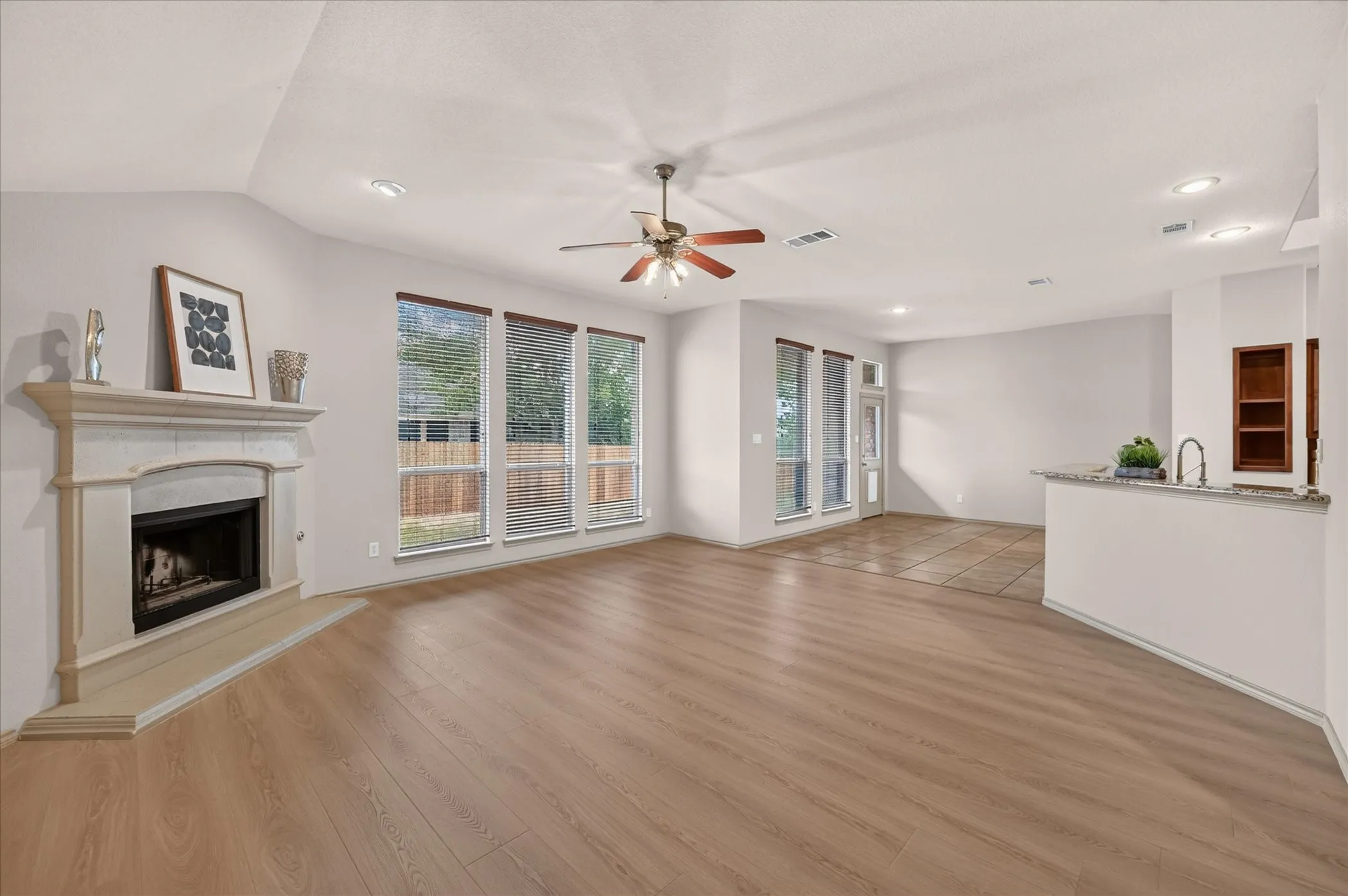 Single Family Residence For Sale in Tarrant County , 14 Lucas Lane, Edgecliff Village, Texas 76134, 4 Bedroom, 2 Bathroom, 2 Garage spaces, 2,416 Sqft, built in 2009, mls#21369635, Real Estate Agent in Edgecliff Village, Homes For Sale in Tarrant county, Homes For Sale in Edgecliff Village, Realtor in Edgecliff Village Texas, Real Estate Brokerage Independent Realty Texas, Luminita Cordes Realtor